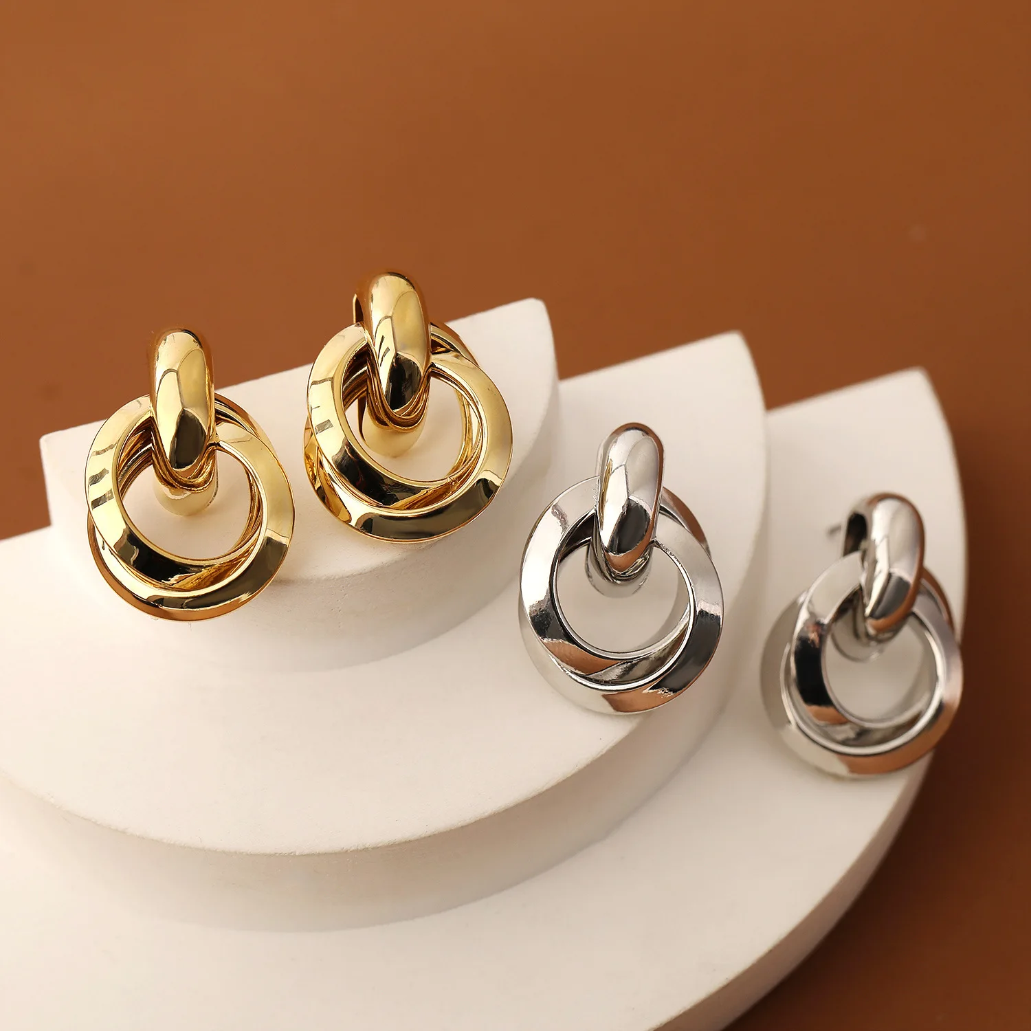 High Quality Korean Dongdaemun CHIC Vintage Twisted Metal Irregular Circle Dangle Earrings Classic Temperament Popular Wholesale
High Quality Korean Dongdaemun CHIC Vintage Twisted Metal Irregular Circle Dangle Earrings Classic Temperament Popular Wholesale