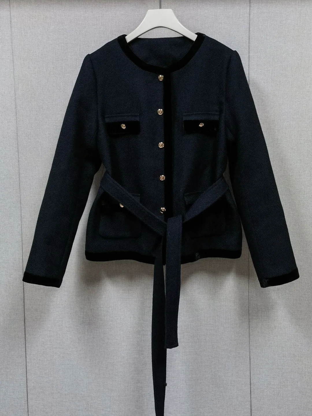 Элегантный пиджак с поясом из твида и брюки с широкими штанинами. Модная новинка осенне-зимнего сезона для женщин.
Элегантный пиджак с поясом из твида и брюки с широкими штанинами. Модная новинка осенне-зимнего сезона для женщин.