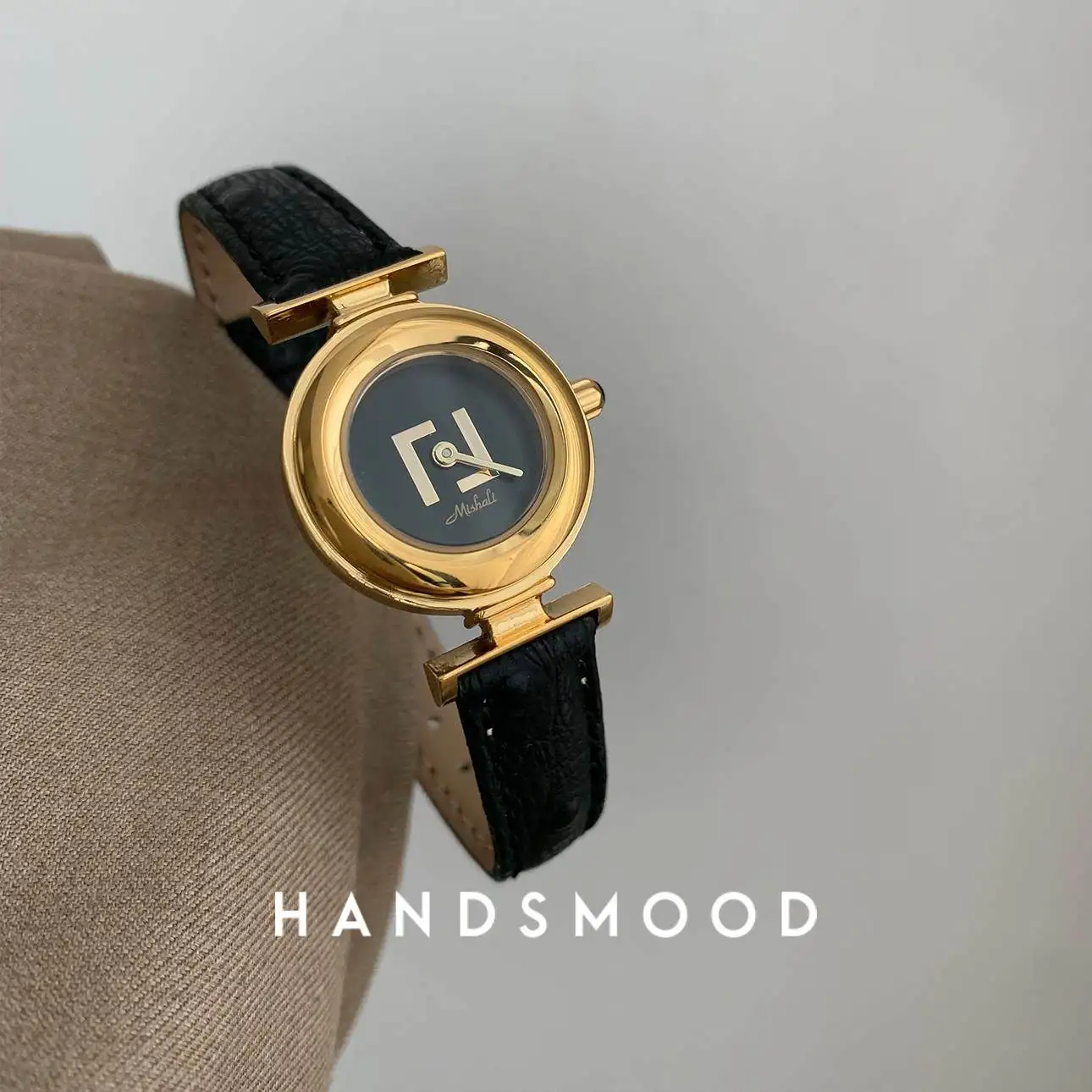 Новые женские часы в винтажном стиле с высококачественным кожаным ремешком и круглым циферблатом. Элегантные кварцевые наручные часы. Изысканные женские часы.
Новые женские часы в винтажном стиле с высококачественным кожаным ремешком и круглым циферблатом. Элегантные кварцевые наручные часы. Изысканные женские часы.