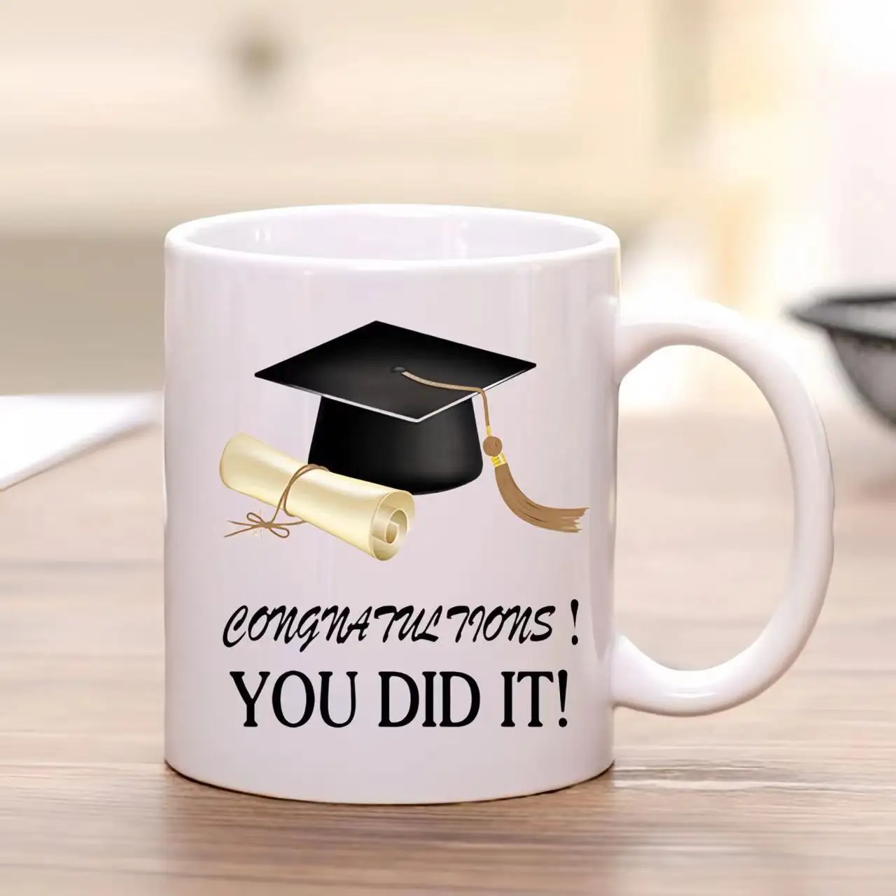 1pc 2026 Graduation Mug with Graduation Cap Shaped Handle Perfect Gift for Graduates Fashion High-Quality Gift 11oz Mugs
1pc 2026 Graduation Mug with Graduation Cap Shaped Handle Perfect Gift for Graduates Fashion High-Quality Gift 11oz Mugs