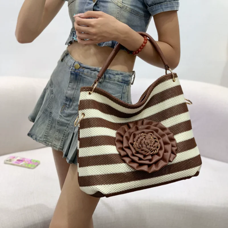 Fashionably laid-back style striped tote bag women in summer new design suitable for daily commuting large capacity shoulder bag
Fashionably laid-back style striped tote bag women in summer new design suitable for daily commuting large capacity shoulder bag