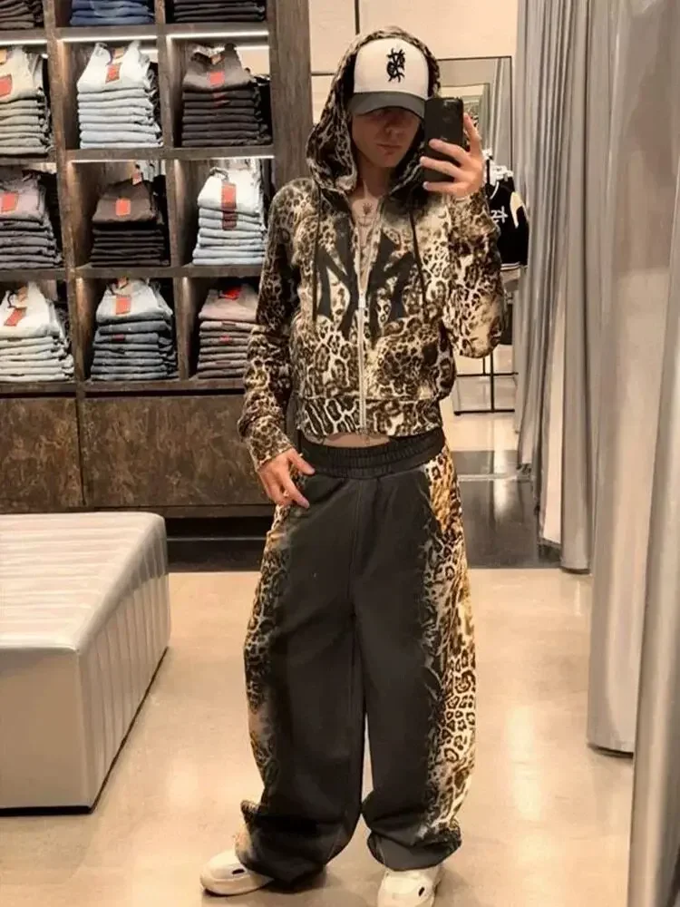 Mo leopard print limited fit zip-up hoodie YVL opium style
Mo leopard print limited fit zip-up hoodie YVL opium style