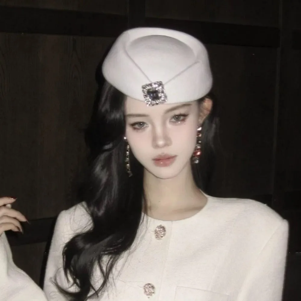 Casual Rhinestone Topper Hat British Style Black Wool Beret Hat Flat-top White Flight Attendant Hat Winter Autumn
Casual Rhinestone Topper Hat British Style Black Wool Beret Hat Flat-top White Flight Attendant Hat Winter Autumn