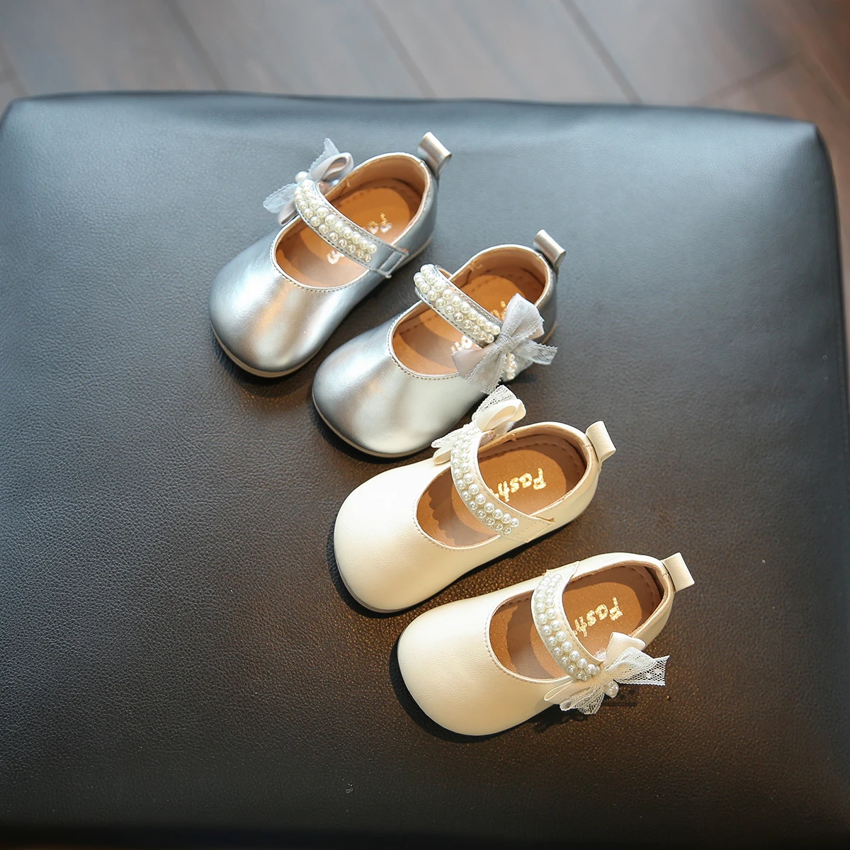 Детские кожаные туфли Мэри Джейн с ремешком на щиколотке и блестящим бантом, новинка весны 2026, для первых шагов, на мягкой подошве, классические, для нарядных образов
Детские кожаные туфли Мэри Джейн с ремешком на щиколотке и блестящим бантом, новинка весны 2026, для первых шагов, на мягкой подошве, классические, для нарядных образов