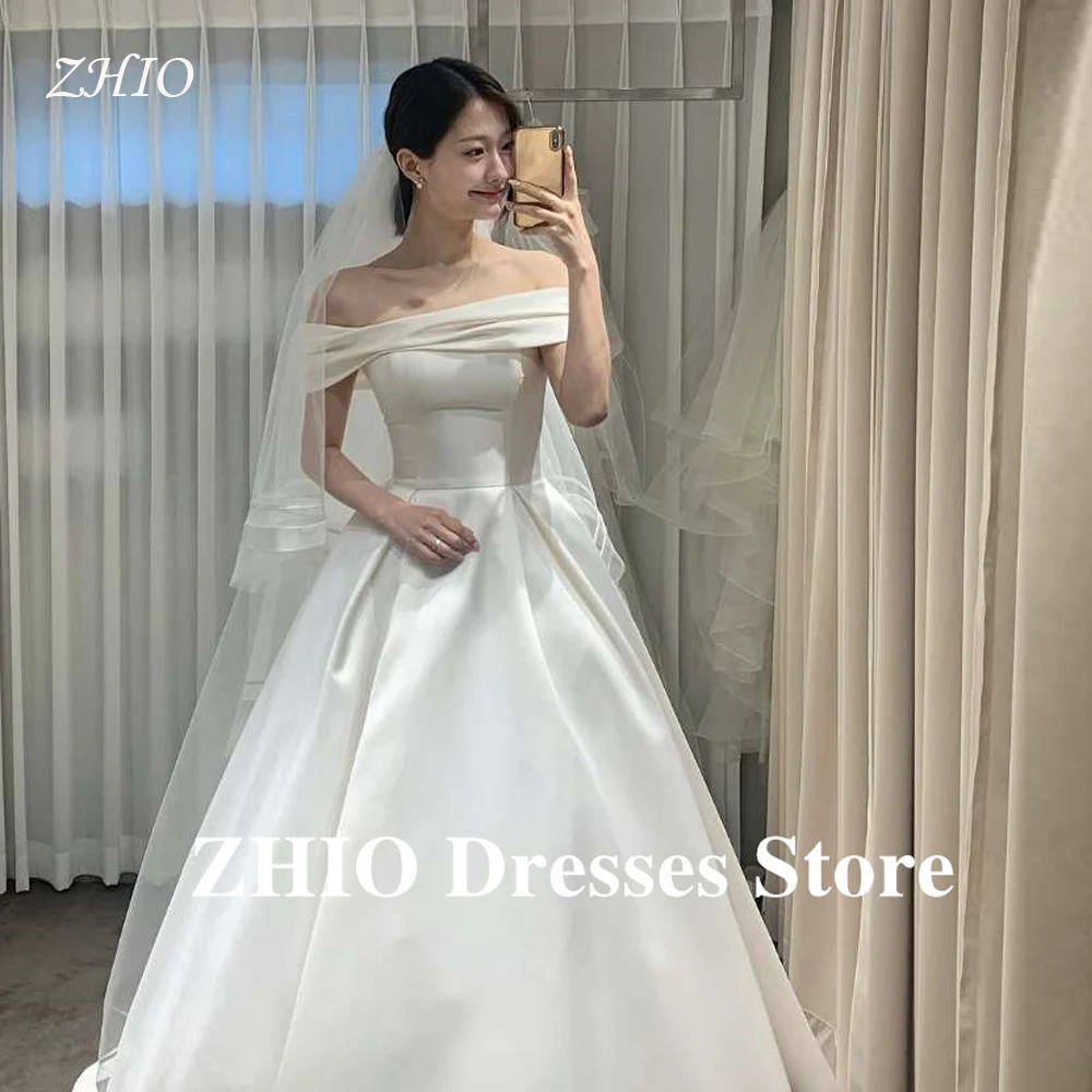 ZHIO Elegant Off Shoulder A Line Wedding Dresses Korea Photo shoot Pleats Soft Satin Bridal Gowns Corset Customized With Veil
ZHIO Elegant Off Shoulder A Line Wedding Dresses Korea Photo shoot Pleats Soft Satin Bridal Gowns Corset Customized With Veil