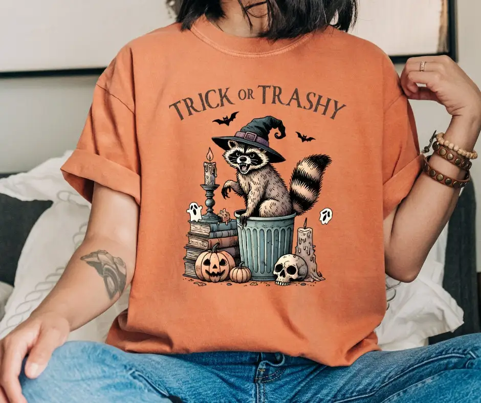 Футболка Comfort Colors Trick or Trashy, енот на Хэллоуин, забавная осенне-осенняя футболка Trash Panda 50, супер мягкий 397
Футболка Comfort Colors Trick or Trashy, енот на Хэллоуин, забавная осенне-осенняя футболка Trash Panda 50, супер мягкий 397
