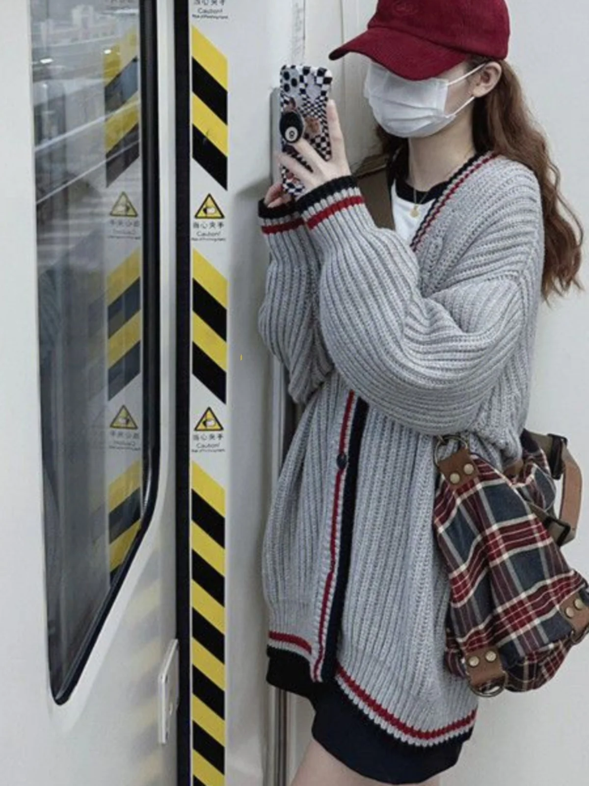 Женский вязаный свитер-кардиган свободного кроя в полоску с цветовыми блоками, универсальный, с V-образным вырезом, длинными рукавами, для осени и зимы
Женский вязаный свитер-кардиган свободного кроя в полоску с цветовыми блоками, универсальный, с V-образным вырезом, длинными рукавами, для осени и зимы