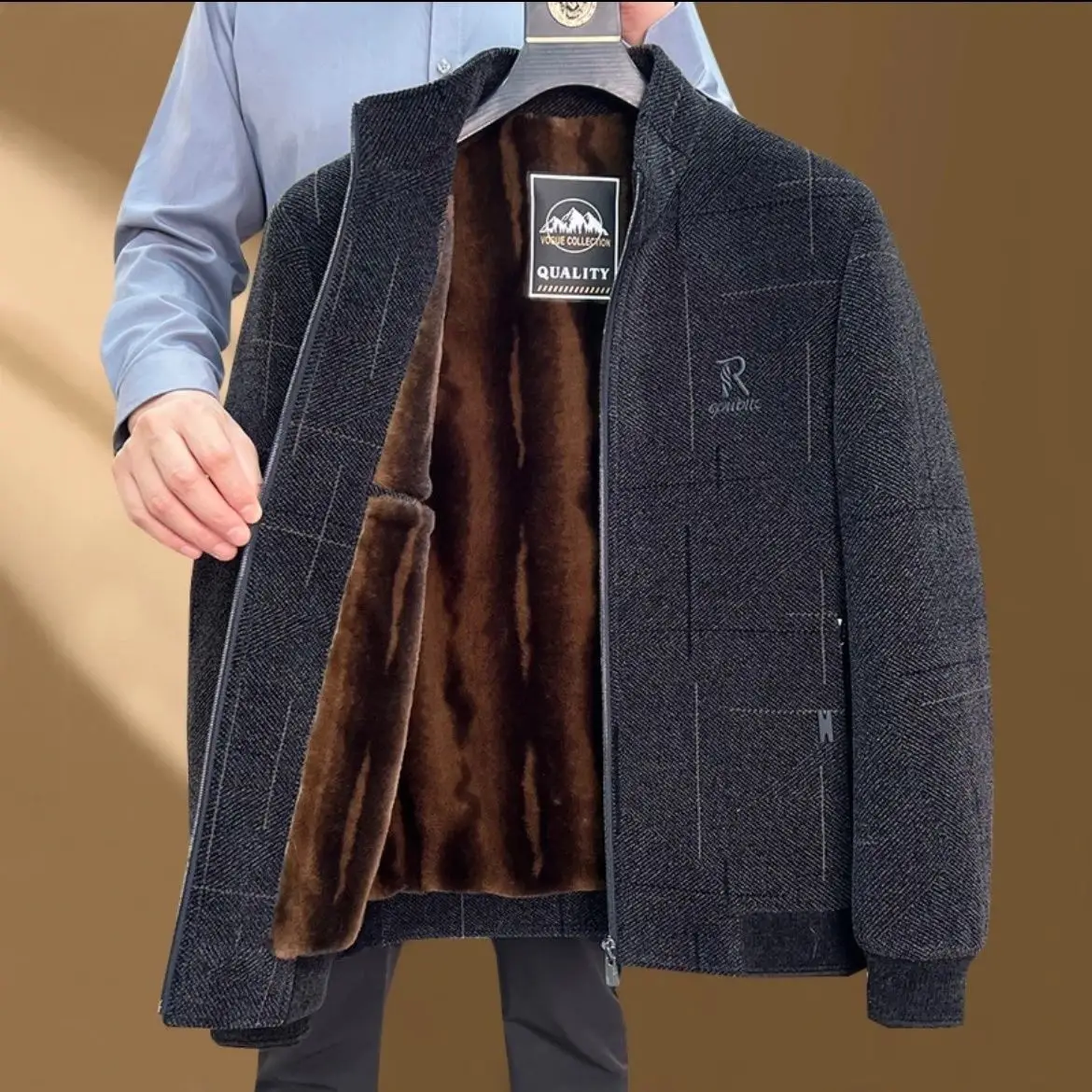 Новое мужское шерстяное пальто 2023 года с утепленной флисовой подкладкой, деловое, в джентльменском стиле, с длинными рукавами, на молнии, повседневное
Новое мужское шерстяное пальто 2023 года с утепленной флисовой подкладкой, деловое, в джентльменском стиле, с длинными рукавами, на молнии, повседневное