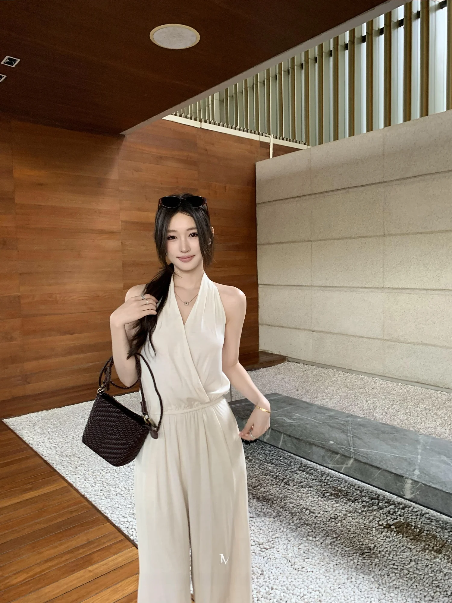 Chen Mi Fan Advanced Fashion High-End V-Neck Hanging Neck Sleeveless Romper Women's Draped Backless Casual Wide Leg Pants
Chen Mi Fan Advanced Fashion High-End V-Neck Hanging Neck Sleeveless Romper Women's Draped Backless Casual Wide Leg Pants