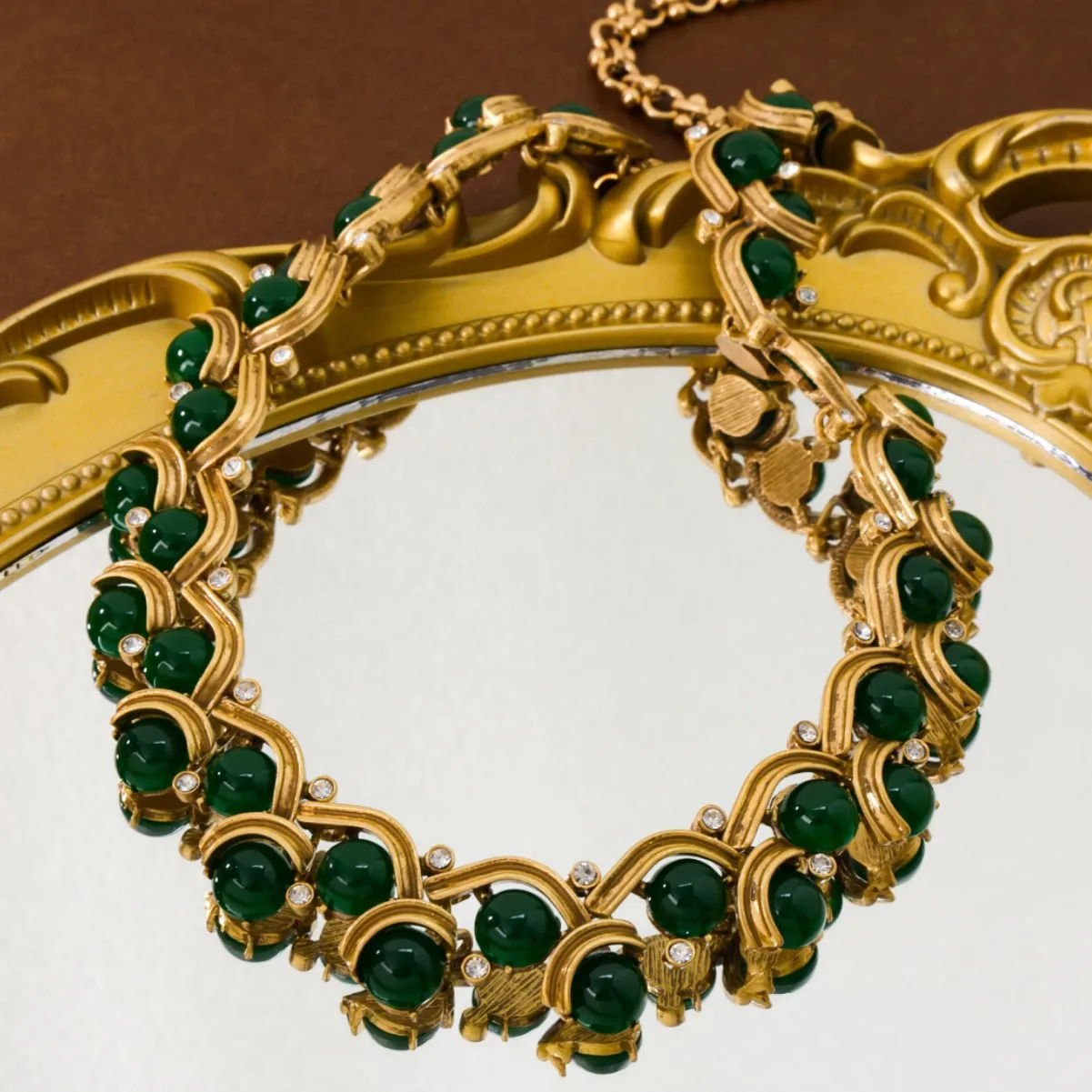 Vintage Elegant Retro Emerald Necklace Palace Pendant Ocean Wave Inlaid with Diamonds Green Gemstone
Vintage Elegant Retro Emerald Necklace Palace Pendant Ocean Wave Inlaid with Diamonds Green Gemstone