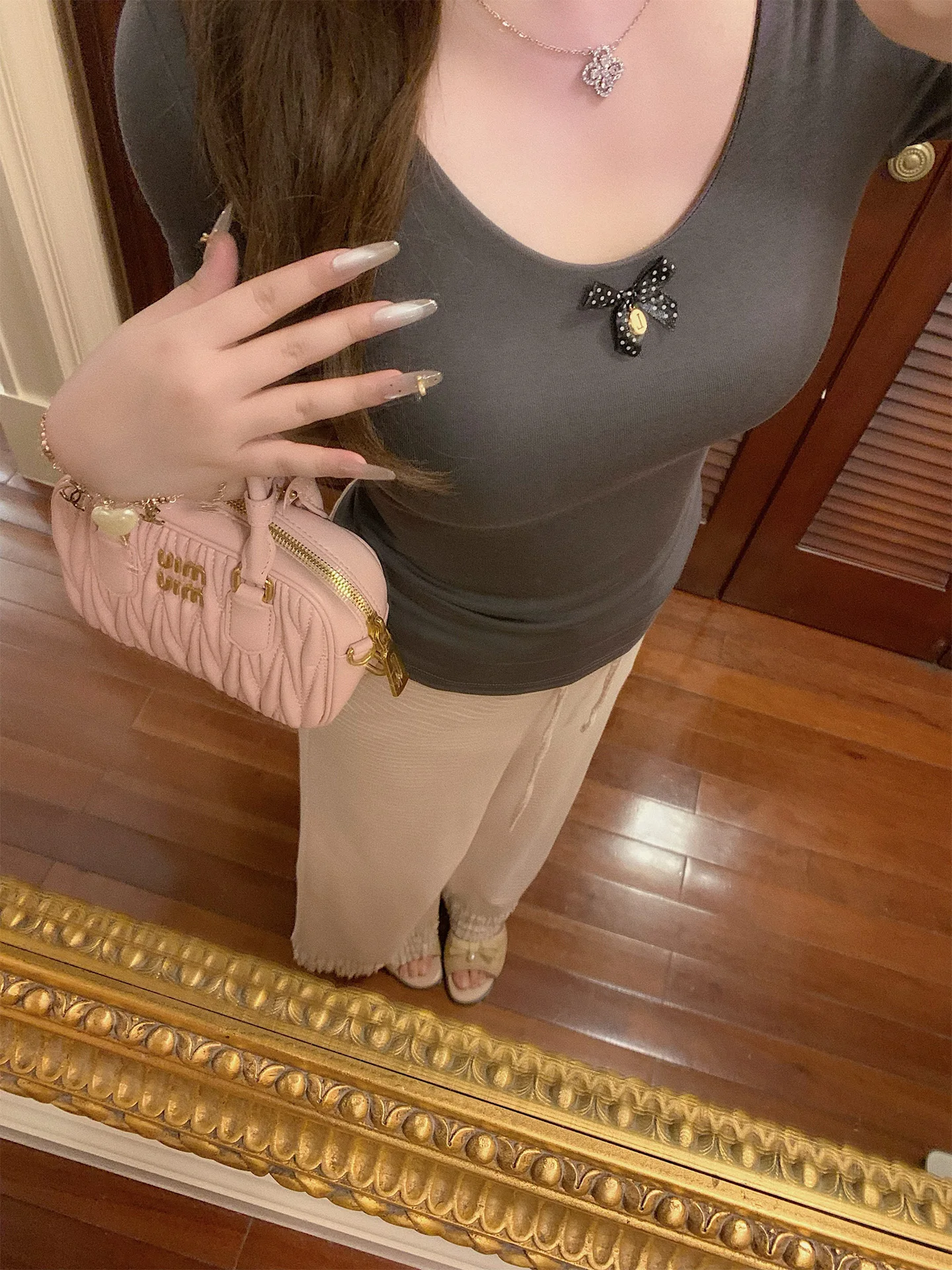 Женская футболка из шелка на раннюю осень, с U-образным вырезом, приталенная, мягкая на ощупь, с длинным рукавом, однотонная, в японском стиле
Женская футболка из шелка на раннюю осень, с U-образным вырезом, приталенная, мягкая на ощупь, с длинным рукавом, однотонная, в японском стиле