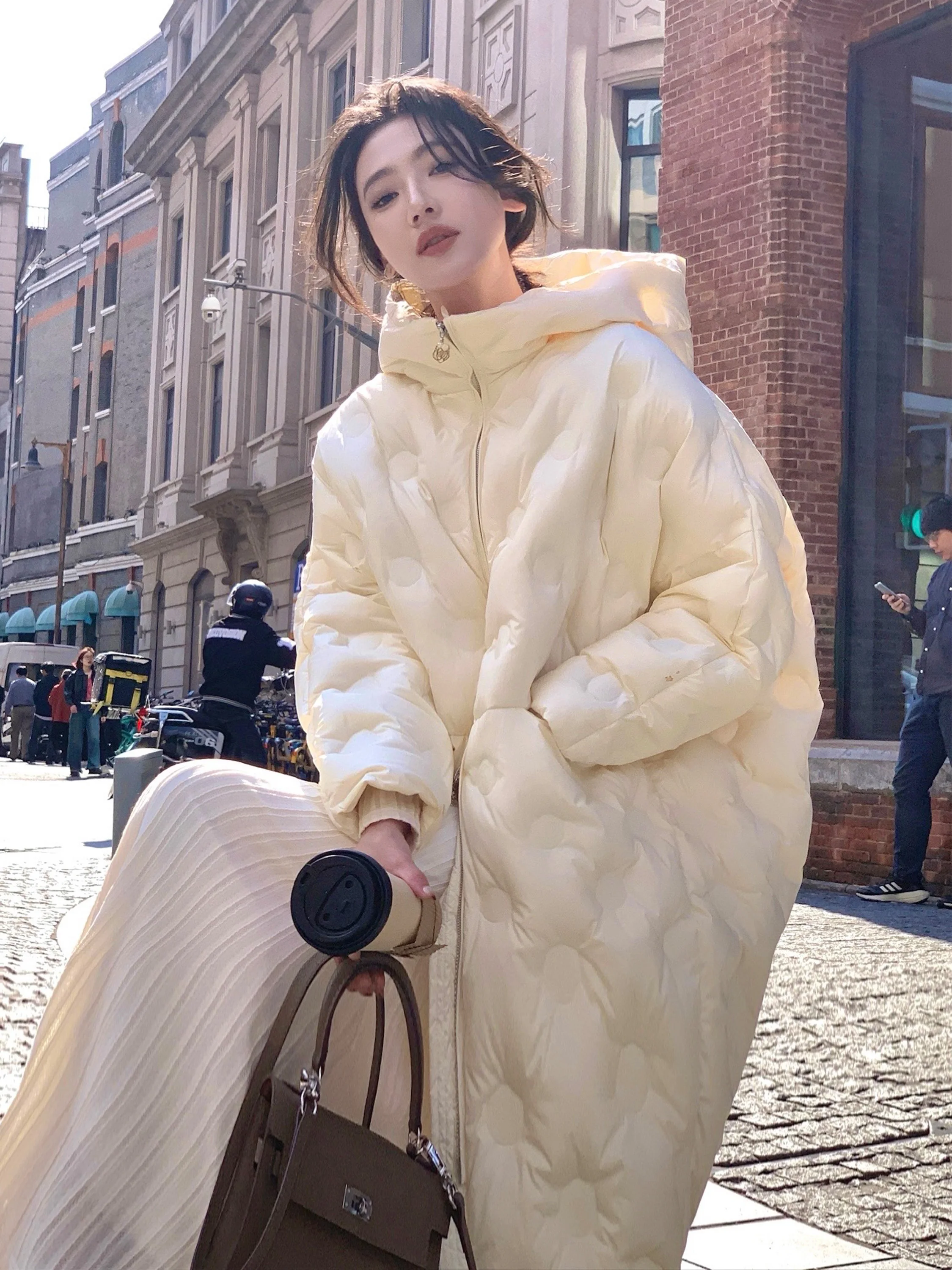 Утепленная женская пуховая куртка с капюшоном средней длины для осени и зимы, новая модель, повседневная верхняя одежда с наполнителем из пуха
Утепленная женская пуховая куртка с капюшоном средней длины для осени и зимы, новая модель, повседневная верхняя одежда с наполнителем из пуха