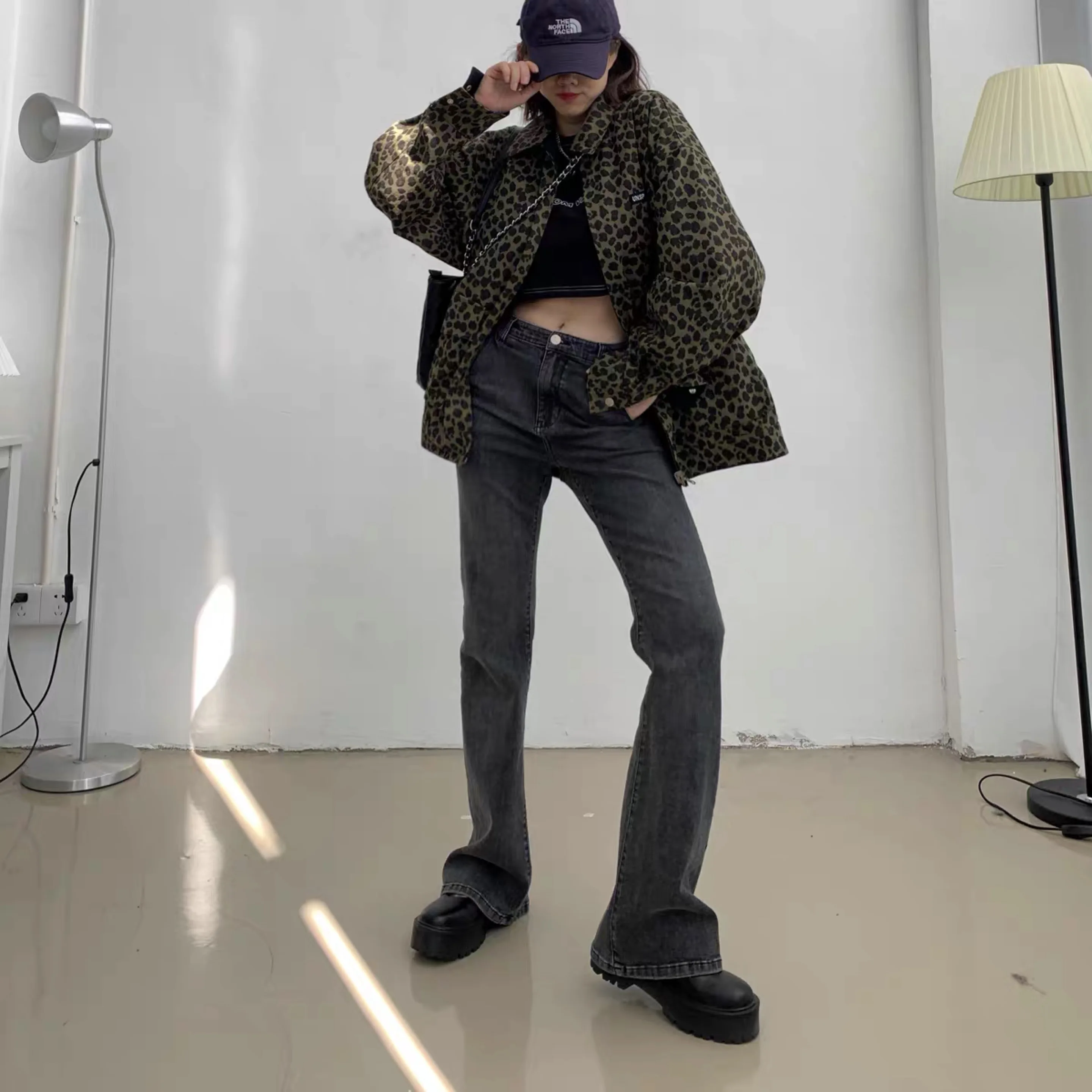 Джинсы с высокой талией и расклешенными штанинами в гонконгском стиле, повседневные женские широкие брюки, длинные джинсы-клеш на весну-осень
Джинсы с высокой талией и расклешенными штанинами в гонконгском стиле, повседневные женские широкие брюки, длинные джинсы-клеш на весну-осень