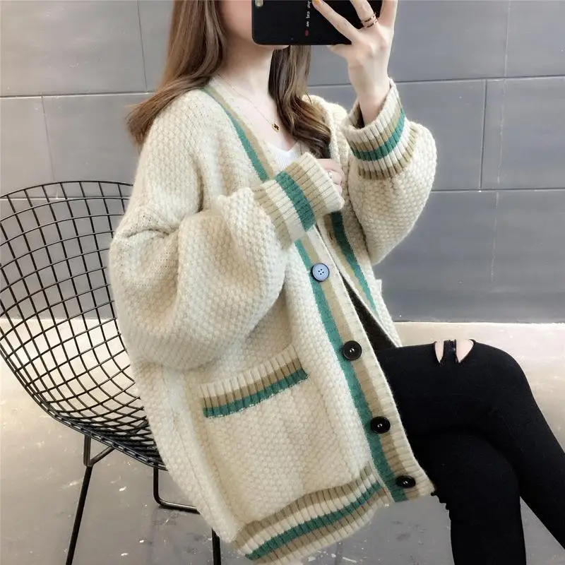 2023 New Women Spring Autumn Korean V-neck Knitwear Coats Female Loose Cardigan Jackets Ladies Sweater Casual Overcoats W581
2023 New Women Spring Autumn Korean V-neck Knitwear Coats Female Loose Cardigan Jackets Ladies Sweater Casual Overcoats W581