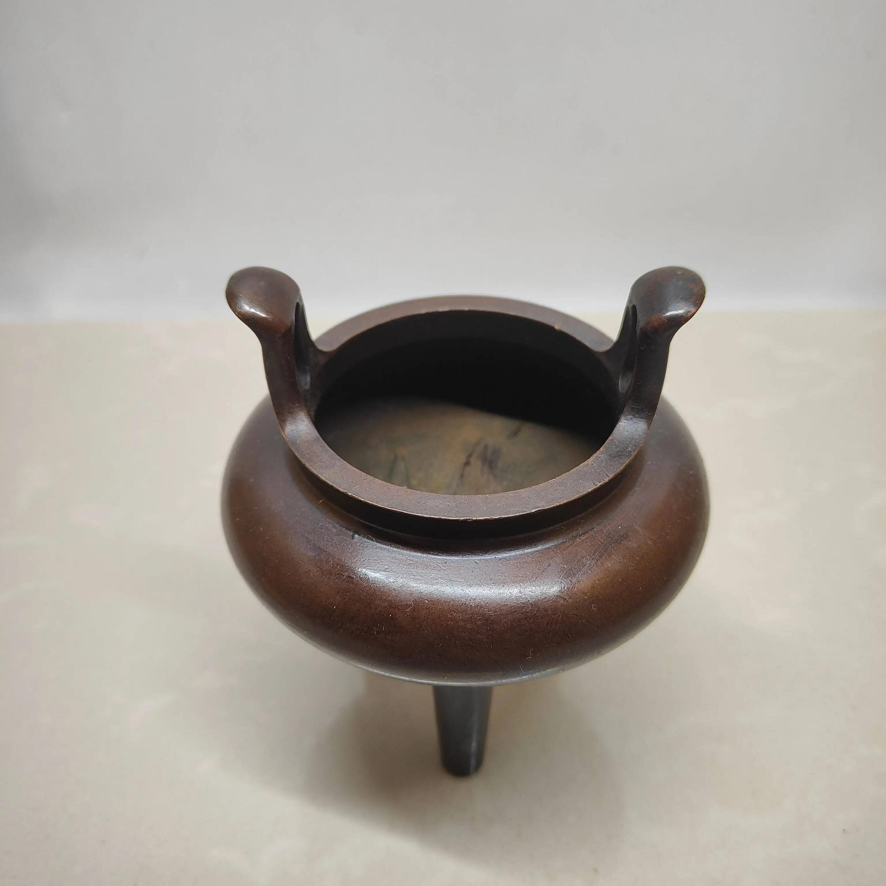 Exquisite Suzhou Handmade Brass Tripod Incense Burner Antique Copper Finish Home Worship Buddha Decoration
Exquisite Suzhou Handmade Brass Tripod Incense Burner Antique Copper Finish Home Worship Buddha Decoration