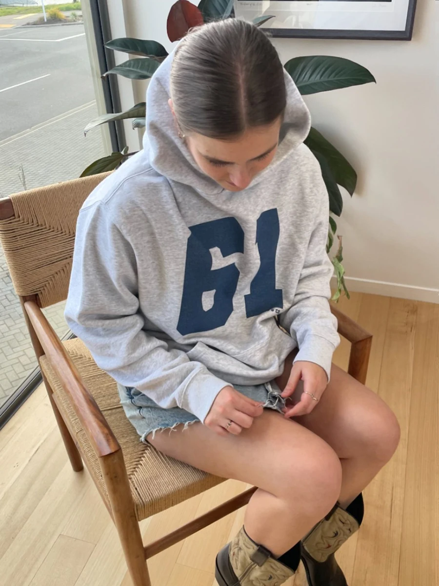 Gray Letter Print Hoodies Sweatshirt Women Autumn Winter Long Sleeve Streetwear Sweatshirts Vintage Fashion Pullover 2024 New
Gray Letter Print Hoodies Sweatshirt Women Autumn Winter Long Sleeve Streetwear Sweatshirts Vintage Fashion Pullover 2024 New