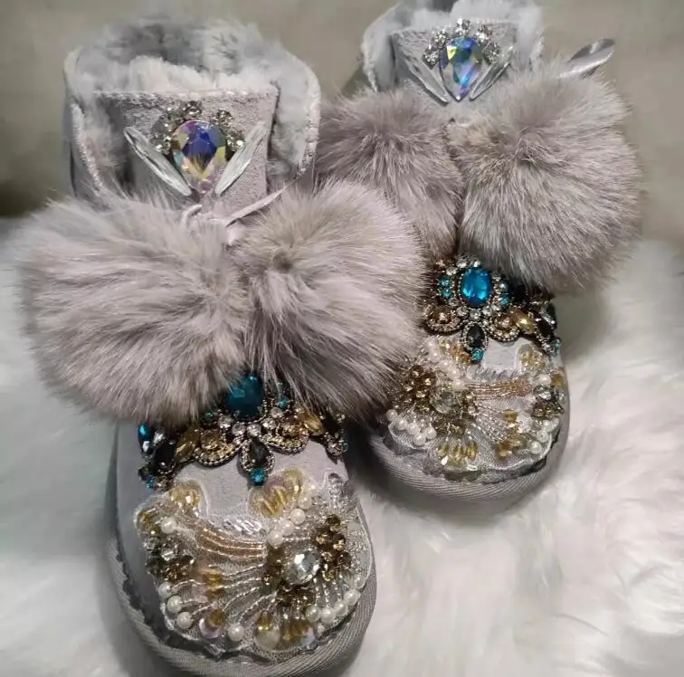 Зимние женские сапоги из серой замши с синими стразами, бисером, цветочным декором, меховым помпоном из лисьего меха и теплой плюшевой подкладкой
Зимние женские сапоги из серой замши с синими стразами, бисером, цветочным декором, меховым помпоном из лисьего меха и теплой плюшевой подкладкой