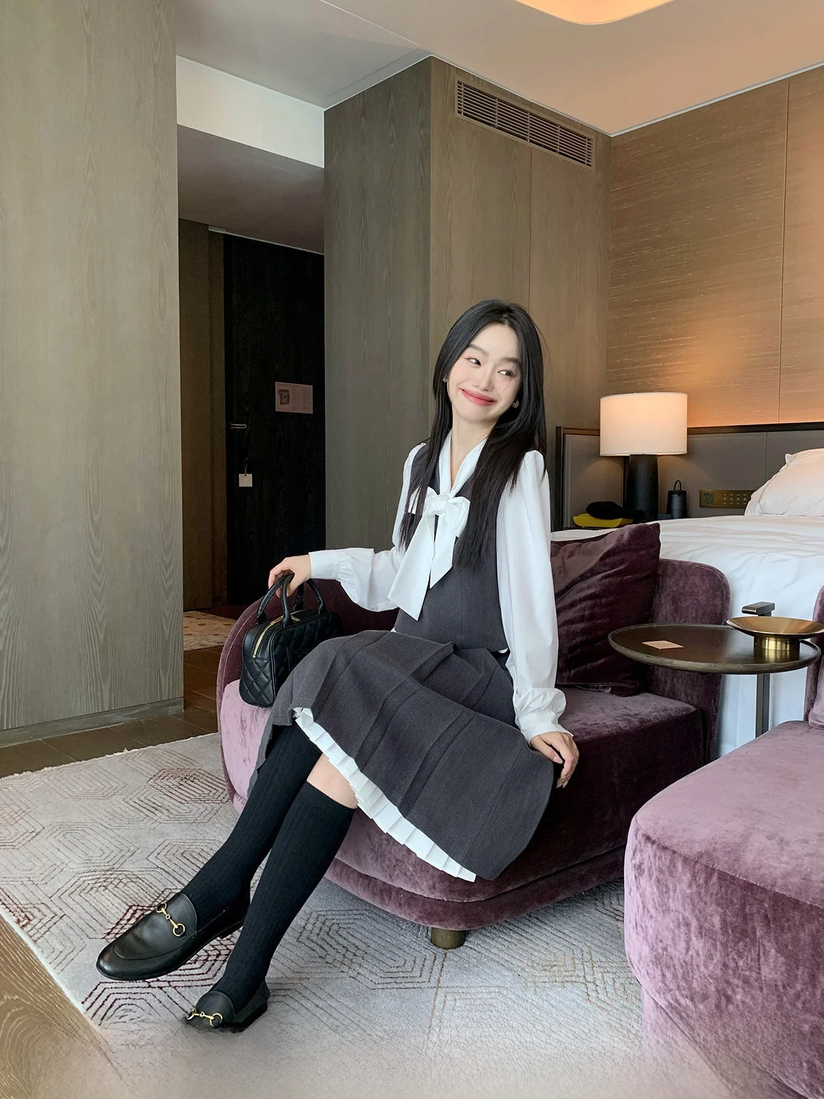 Комплект из двух предметов College Sle с юбкой-миди с поясом, утягивающий плиссированный дизайн для женщин от Lu Jia Xi Long Sve, смесь полиэстера
Комплект из двух предметов College Sle с юбкой-миди с поясом, утягивающий плиссированный дизайн для женщин от Lu Jia Xi Long Sve, смесь полиэстера