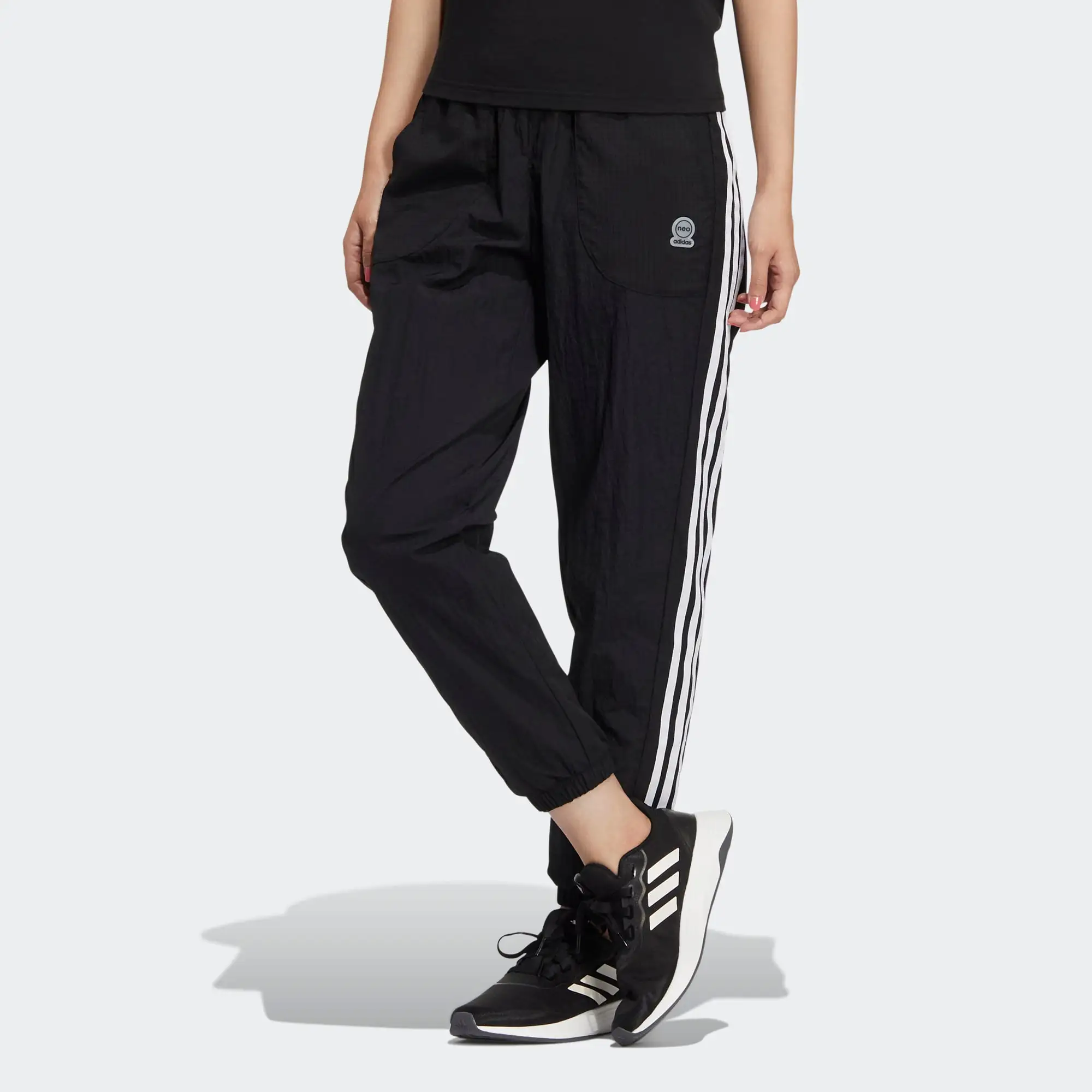 Черные спортивные брюки Adidas с культовой белой тройкой - дизайн в полоску - эластичная - с манжетами и подходит для спортивной и повседневной носки
Черные спортивные брюки Adidas с культовой белой тройкой - дизайн в полоску - эластичная - с манжетами и подходит для спортивной и повседневной носки