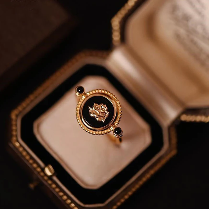 Designer Original New Epoxy Black Round Retro Flower Ladies Ring Revolvable Exquisite Elegant Light Luxury Silver Jewelry
Designer Original New Epoxy Black Round Retro Flower Ladies Ring Revolvable Exquisite Elegant Light Luxury Silver Jewelry