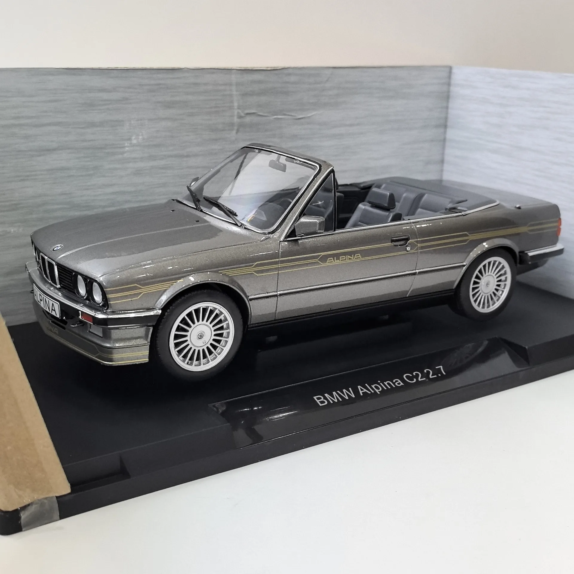 Diecast MCG 1/18 Scale BMW ALPINA C2 2.7 BMW Alloy Car Model Collectible Toy Gift Souvenir Display Ornament
Diecast MCG 1/18 Scale BMW ALPINA C2 2.7 BMW Alloy Car Model Collectible Toy Gift Souvenir Display Ornament