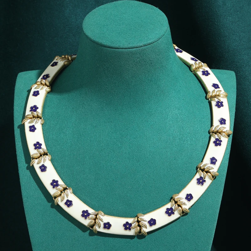 Vintage Chokers Necklaces For Women White Flower Stone Glass Choker Antique Gold Color Jewelry Accessories New 2026 Trendy
Vintage Chokers Necklaces For Women White Flower Stone Glass Choker Antique Gold Color Jewelry Accessories New 2026 Trendy