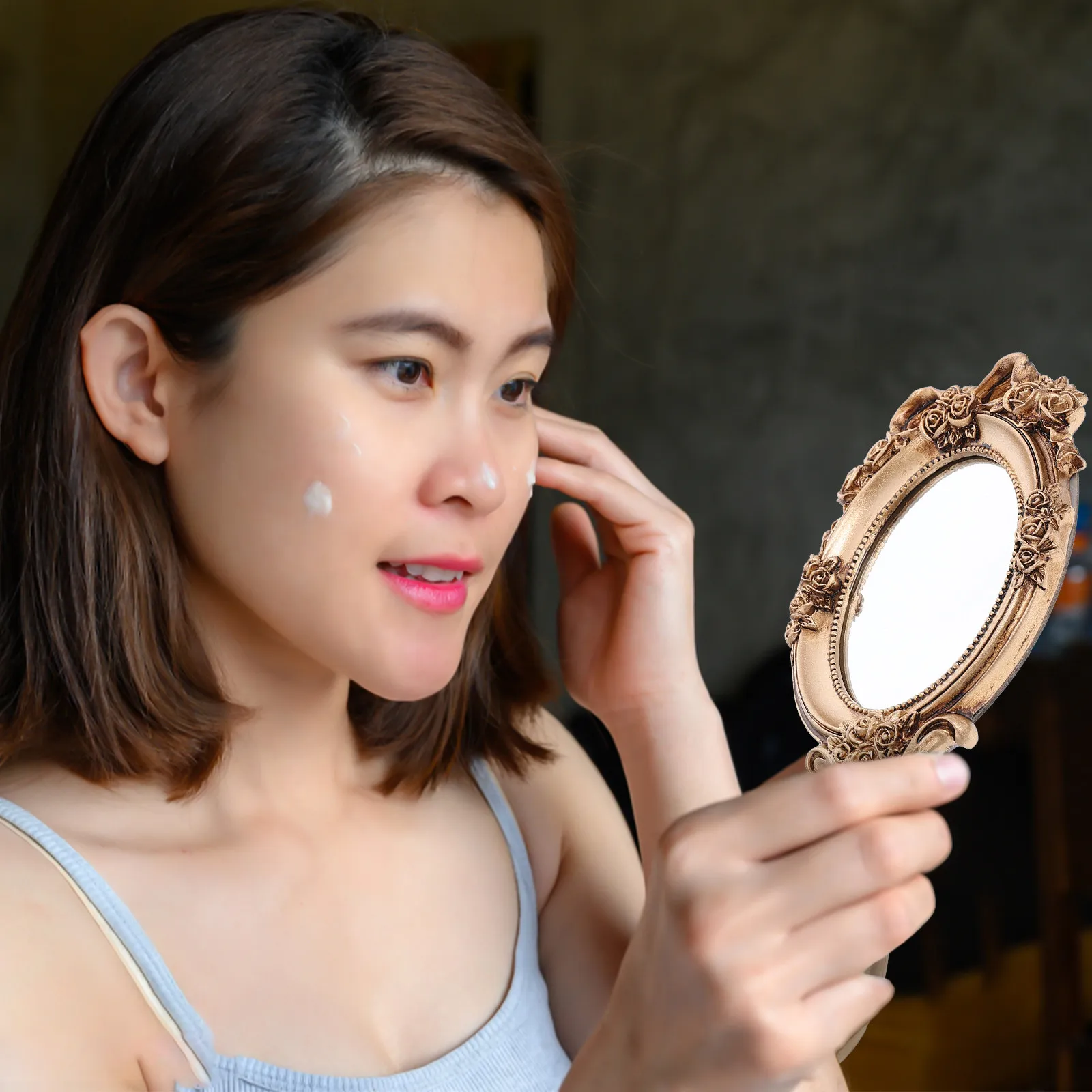 Уникальное винтажное ручное зеркало с тиснением, ретро-дизайн, изящное зеркало для макияжа, легкое портативное зеркало для путешествий для женщин
Уникальное винтажное ручное зеркало с тиснением, ретро-дизайн, изящное зеркало для макияжа, легкое портативное зеркало для путешествий для женщин