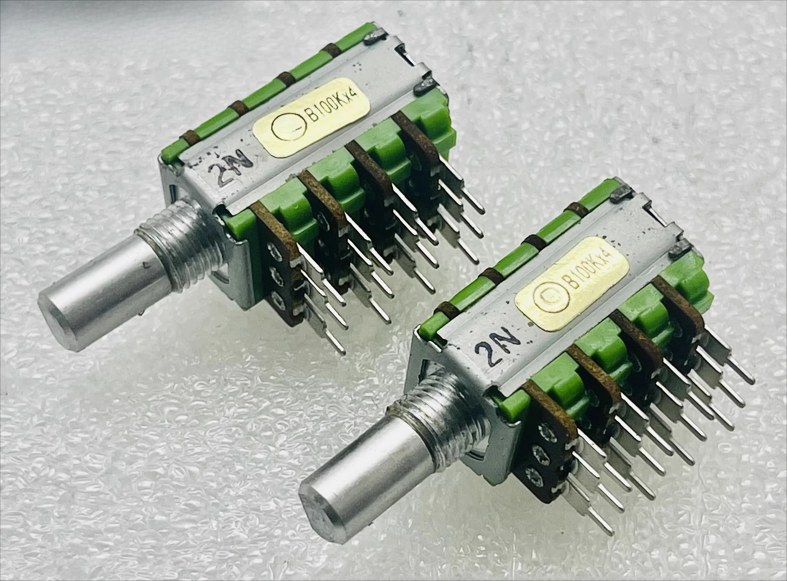 Усилитель мощности Alpha Aihua RD124 Precision Quadruple Electric Slotter B100K×2, длина оси 15 мм, 10 шт.
Усилитель мощности Alpha Aihua RD124 Precision Quadruple Electric Slotter B100K×2, длина оси 15 мм, 10 шт.