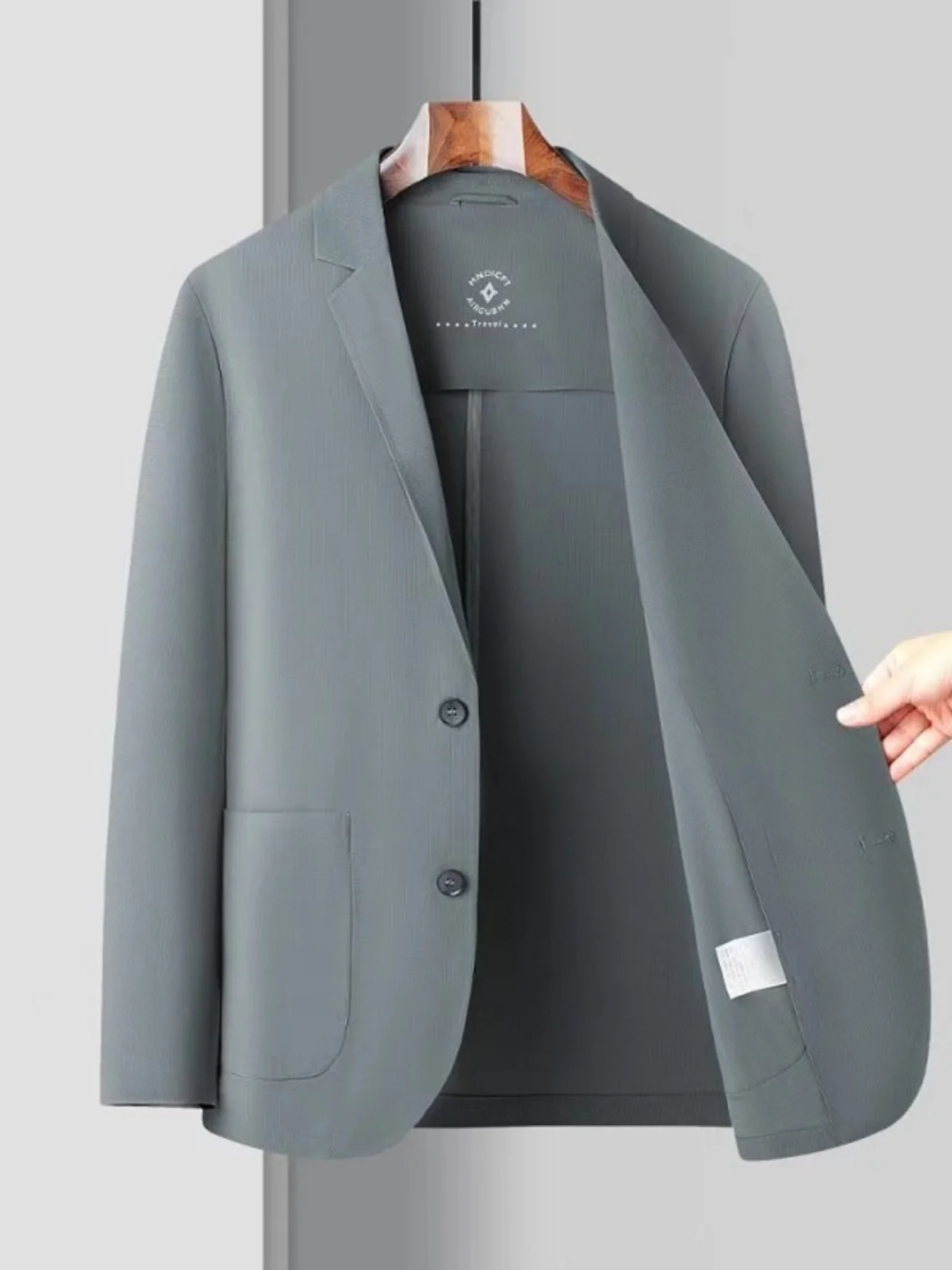 Модный мужской костюм из ледяного шелка: легкий, роскошный, без следов, высококачественный, деловой повседневный, с эффектом премиум-класса, пиджак.
Модный мужской костюм из ледяного шелка: легкий, роскошный, без следов, высококачественный, деловой повседневный, с эффектом премиум-класса, пиджак.