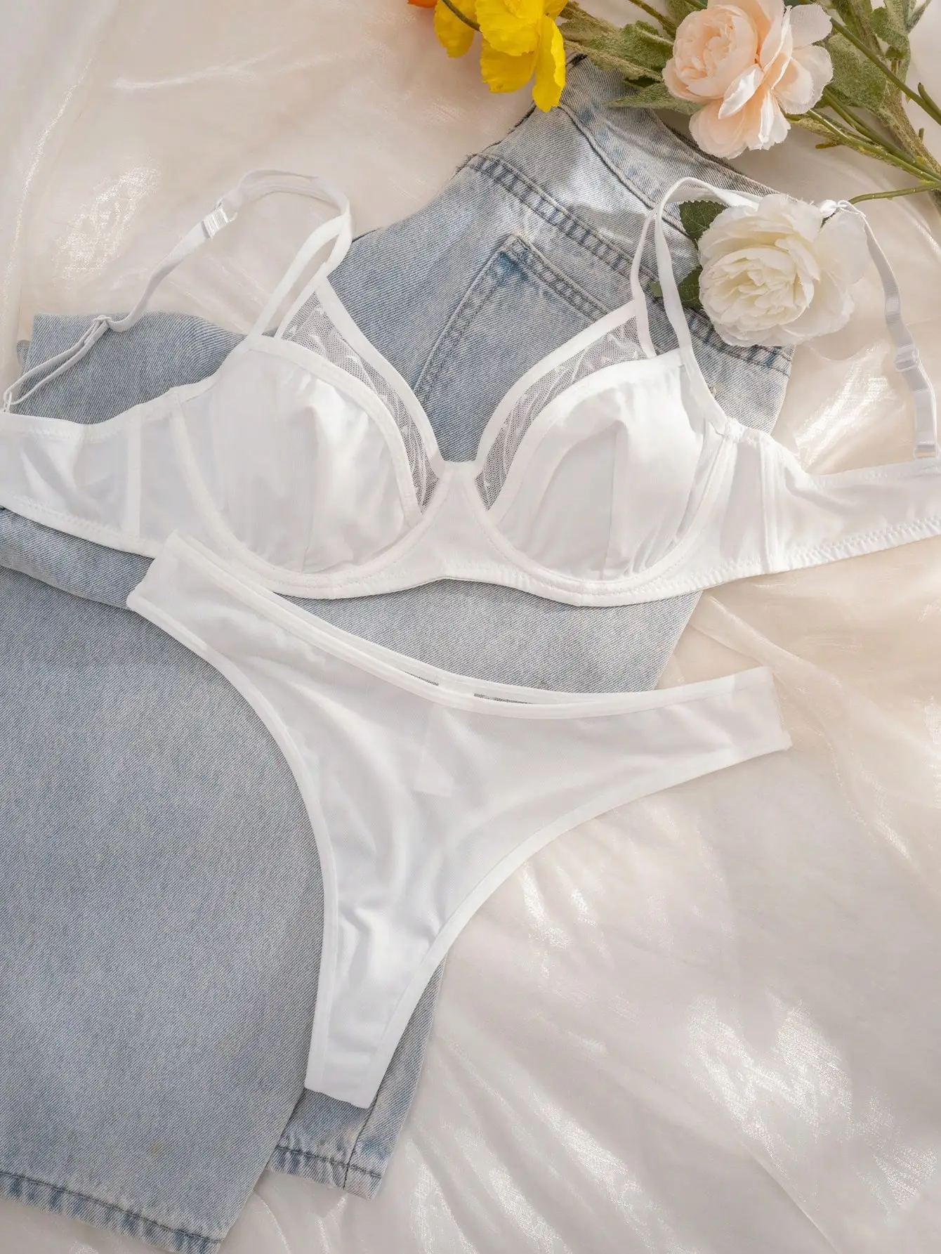 Белый комплект нижнего белья: бюстгальтер на косточках и стринги с сетчатыми вставками в форме сердца
Белый комплект нижнего белья: бюстгальтер на косточках и стринги с сетчатыми вставками в форме сердца