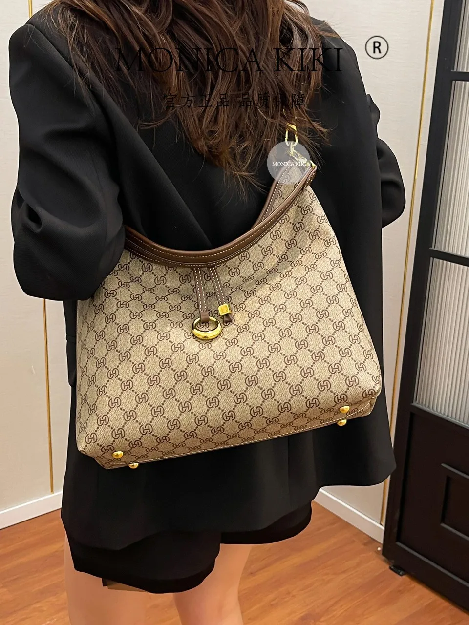 Роскошный стиль, новинка 2025, модная текстурированная сумка на одно плечо со старым узором, большая вместительная женская сумка-тоут
Роскошный стиль, новинка 2025, модная текстурированная сумка на одно плечо со старым узором, большая вместительная женская сумка-тоут