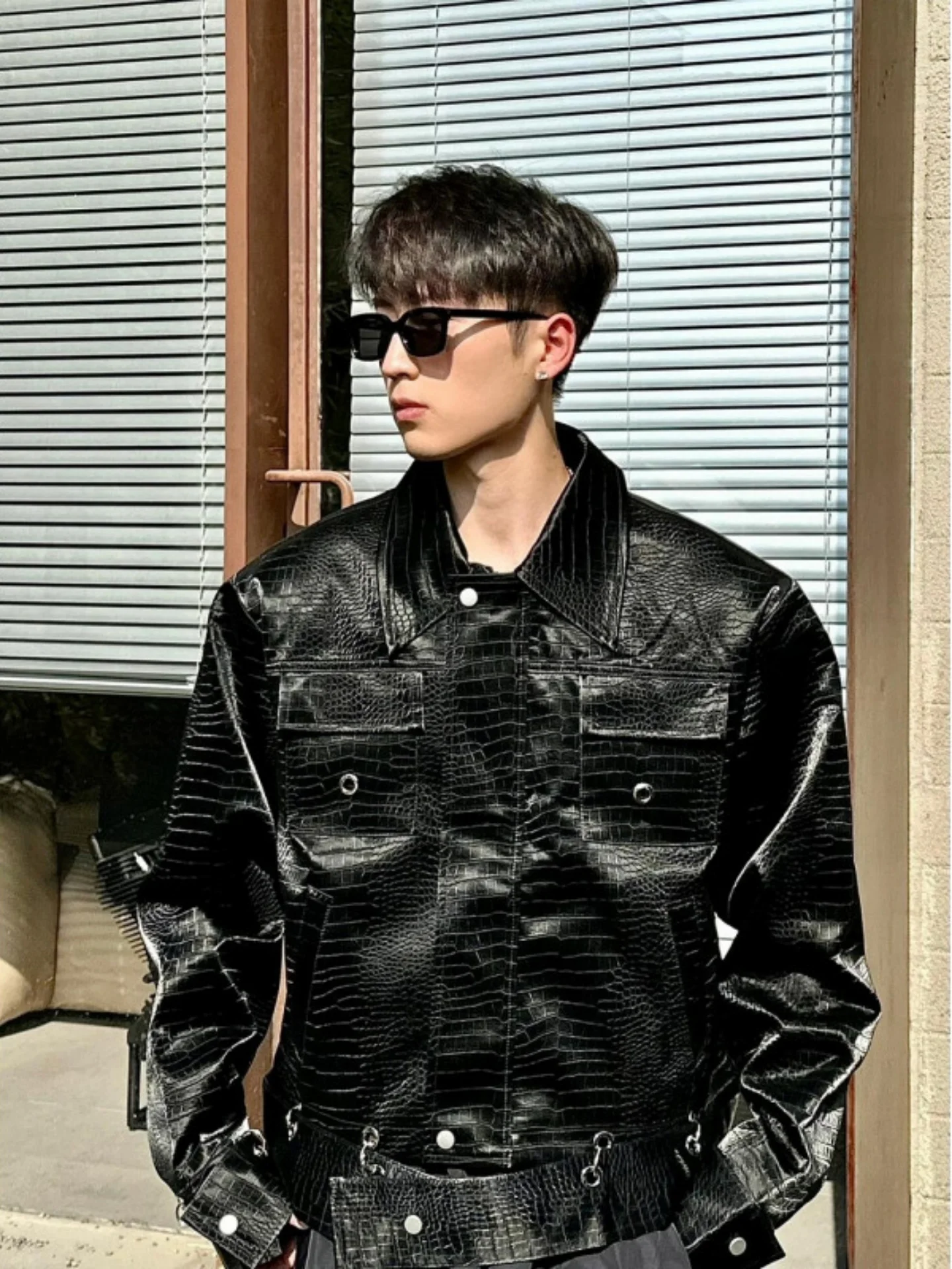 Мужская кожаная куртка с накладками на плечи, змеиным узором, высококачественным дизайном с элементами пэчворка, стильная и эффектная мотоциклетная куртка
Мужская кожаная куртка с накладками на плечи, змеиным узором, высококачественным дизайном с элементами пэчворка, стильная и эффектная мотоциклетная куртка