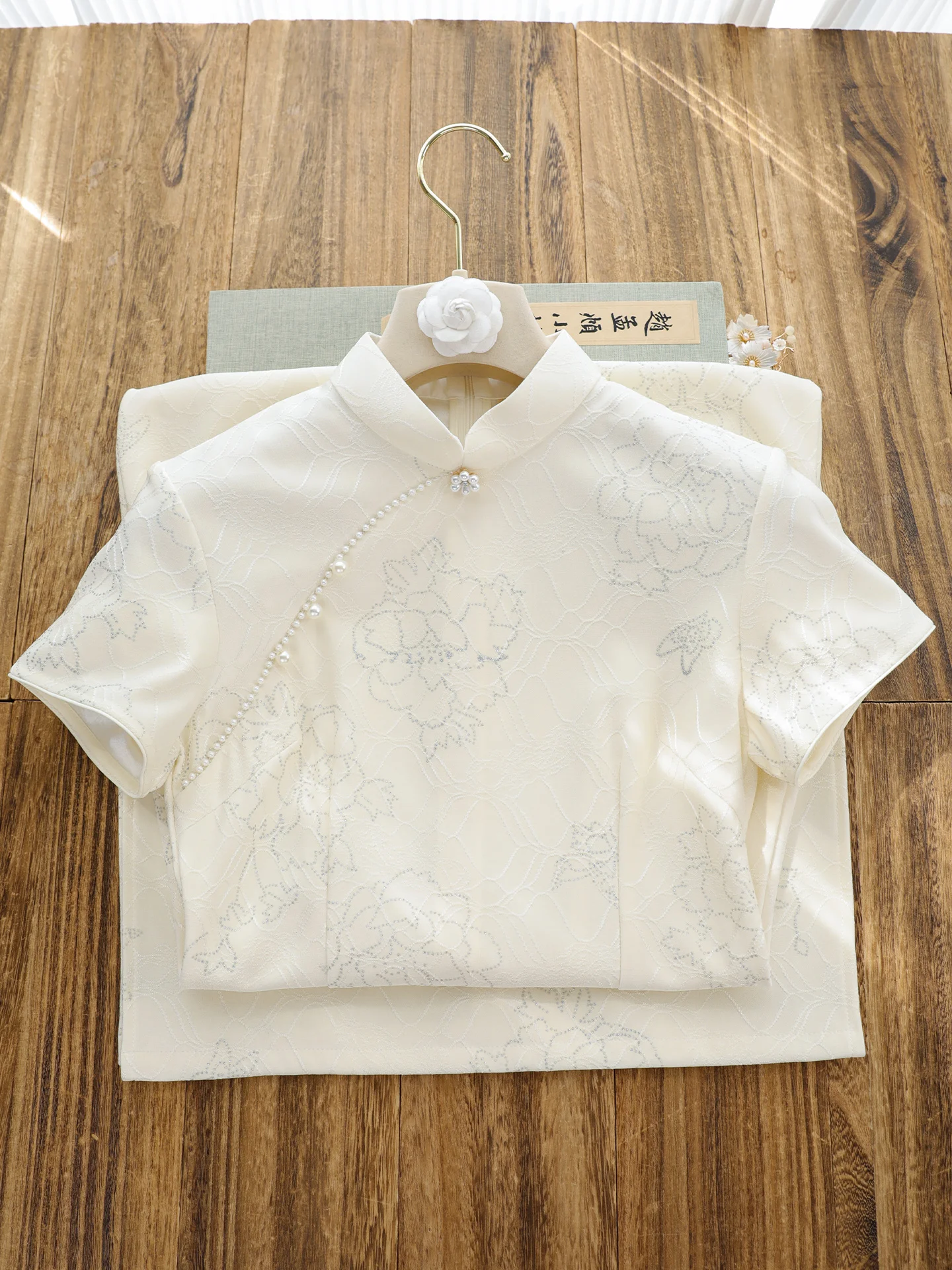 Elegant Short Sleeve Qipao Young Style Women's Fashionable Daily Wear Breathable Polyester Blend Long Dress Low Slit
Elegant Short Sleeve Qipao Young Style Women's Fashionable Daily Wear Breathable Polyester Blend Long Dress Low Slit