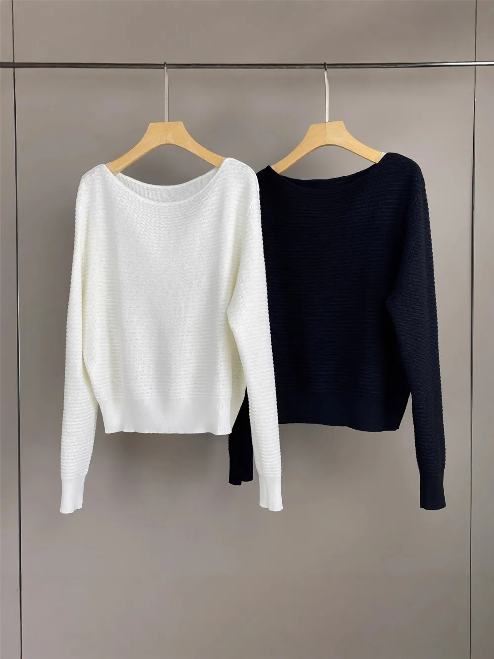 25 Autumn/Winter New Solid Color One Word Neck Silk Wool Long Sleeve Knitted Casual Women's Pullover
25 Autumn/Winter New Solid Color One Word Neck Silk Wool Long Sleeve Knitted Casual Women's Pullover