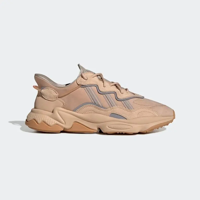 Adidas Originals OZWEEGO. Светло-бежевый дизайн, модный и удобный, подходит для повседневных сценариев
Adidas Originals OZWEEGO. Светло-бежевый дизайн, модный и удобный, подходит для повседневных сценариев