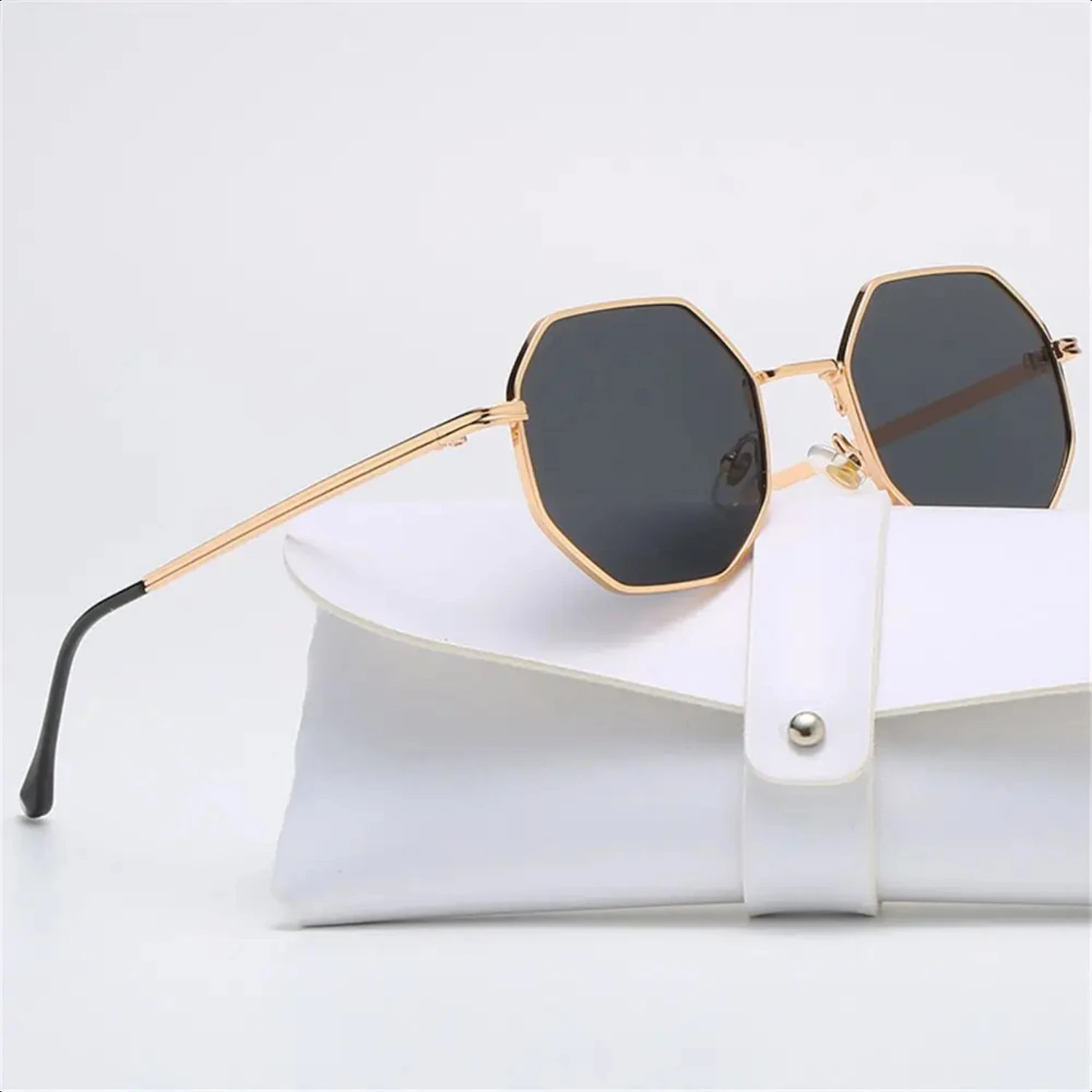 Retro Square Sunglasses Men/Women Fashion Small Frame Polygon Sun Glasses Vintage Metal Sunglasses
Retro Square Sunglasses Men/Women Fashion Small Frame Polygon Sun Glasses Vintage Metal Sunglasses