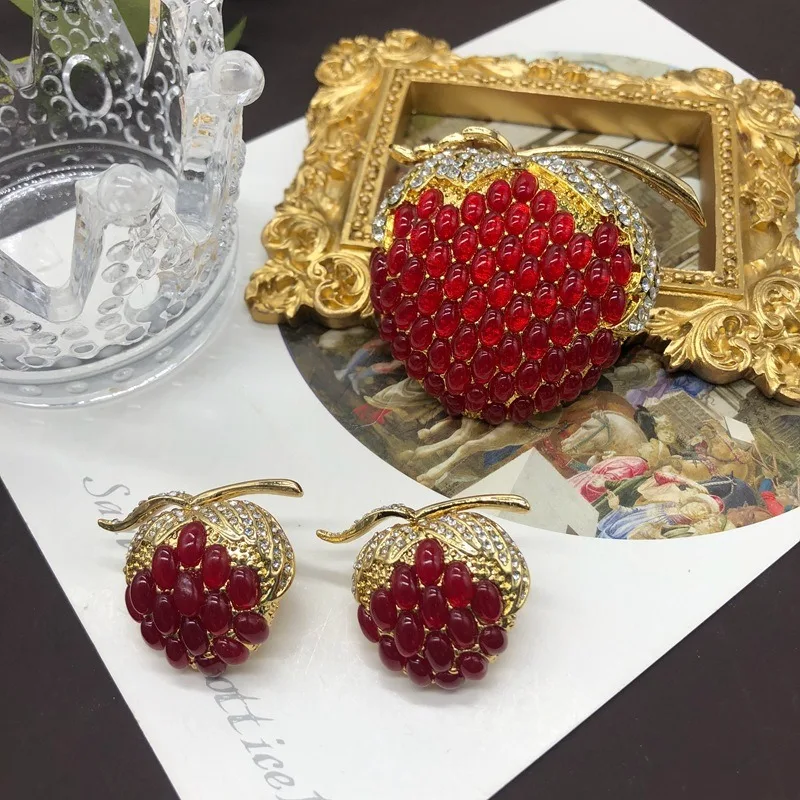 Simple Alloy Premium Temperament Pin Earrings Niche Design Gold-plated Red Apple Brooch Stud Earrings Set
Simple Alloy Premium Temperament Pin Earrings Niche Design Gold-plated Red Apple Brooch Stud Earrings Set