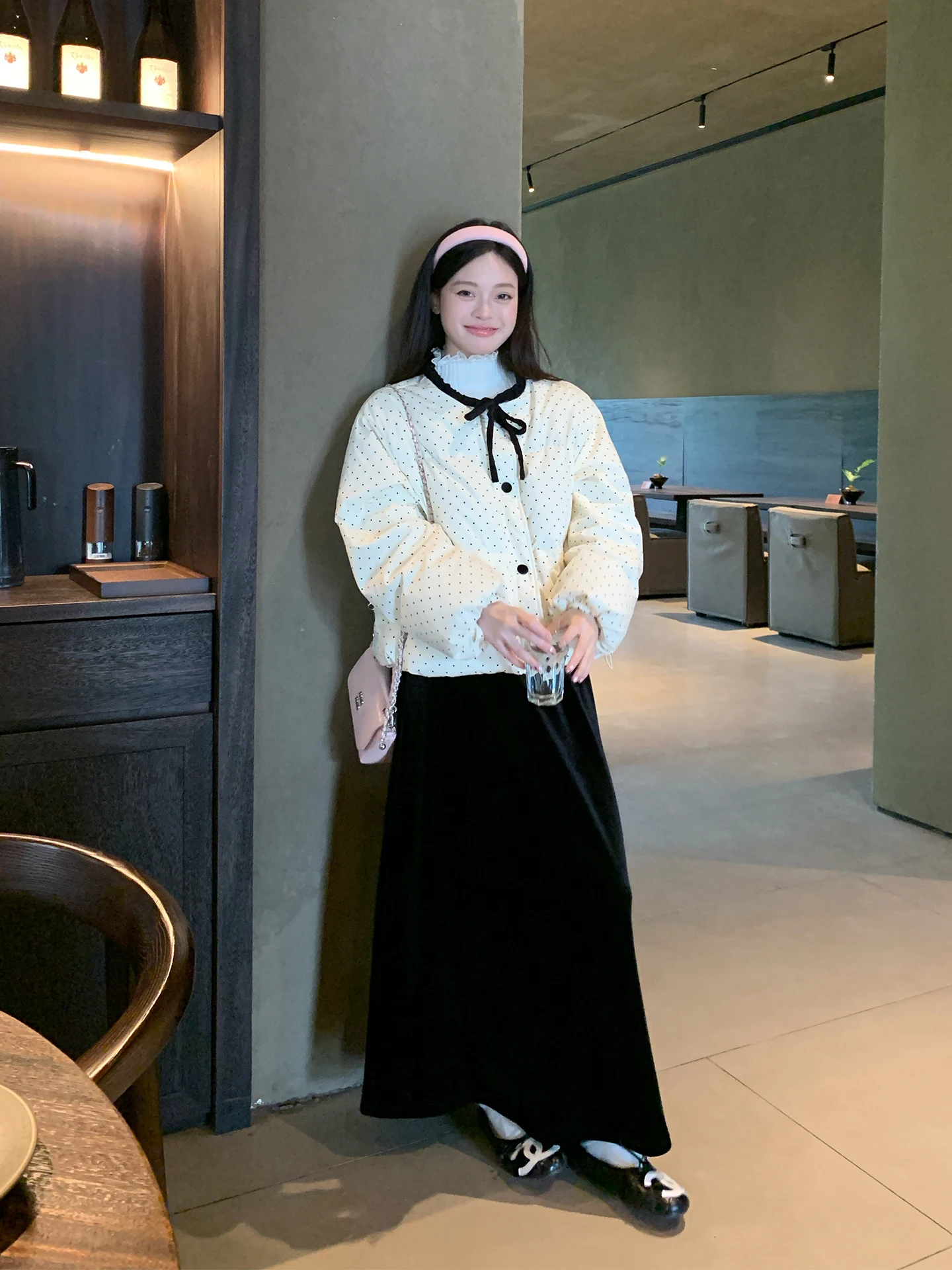 Черная бархатная юбка А-силуэта для женщин, зимняя модная юбка с высокой талией, корейский стиль, повседневная, для офиса, с эффектом похудения
Черная бархатная юбка А-силуэта для женщин, зимняя модная юбка с высокой талией, корейский стиль, повседневная, для офиса, с эффектом похудения