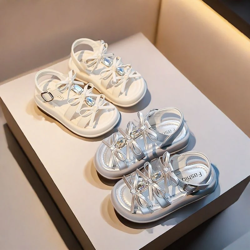 Girls Leather Sandals with Cute Bow 2026 New Summer Toddler Chunky Beach Sandals Soft Sole Simple Princess School Party Barefoot
Girls Leather Sandals with Cute Bow 2026 New Summer Toddler Chunky Beach Sandals Soft Sole Simple Princess School Party Barefoot
