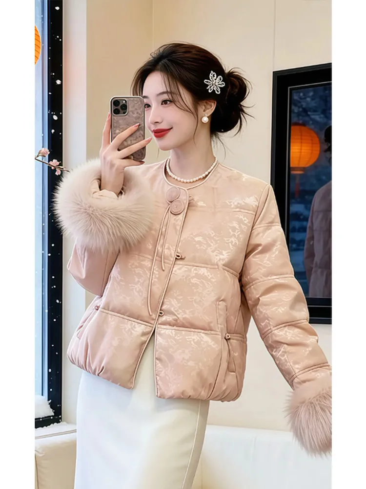 Новая китайская утепленная повседневная хлопковая куртка для женщин, зимнее модное пальто с пуховым наполнителем и пуговицами
Новая китайская утепленная повседневная хлопковая куртка для женщин, зимнее модное пальто с пуховым наполнителем и пуговицами
