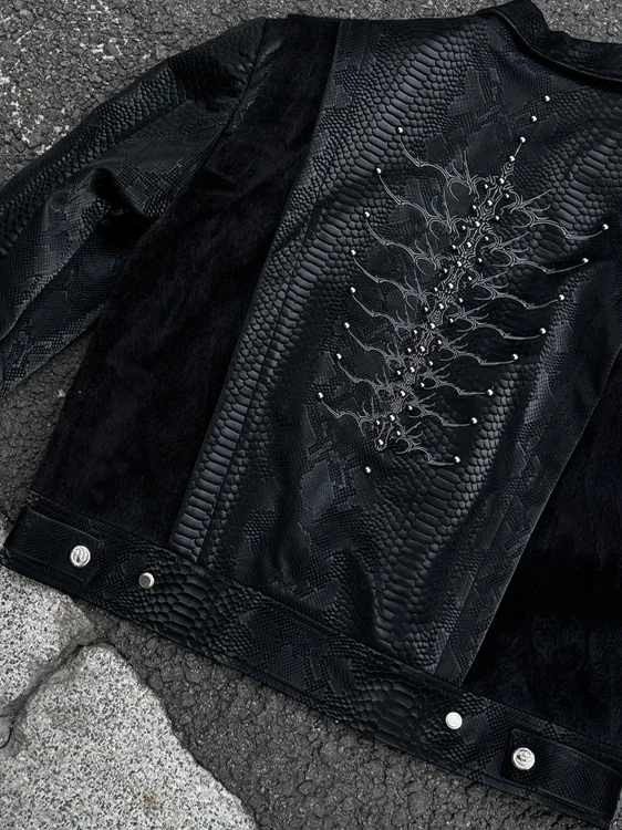 Куртка из искусственной кожи для мужчин с узором под змеиную кожу, вышивкой, декоративными элементами и заклепками, в стиле хип-хоп, для уличной моды
Куртка из искусственной кожи для мужчин с узором под змеиную кожу, вышивкой, декоративными элементами и заклепками, в стиле хип-хоп, для уличной моды