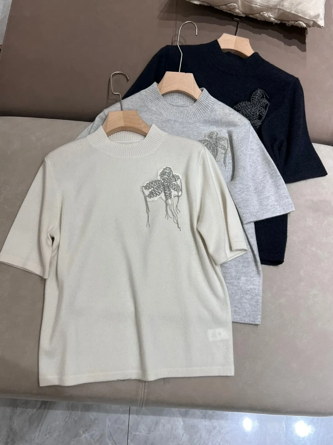 Bead Embroidery Women's Cashmere Sweater Flower Decoration O-Neck Short Sleeve Fashion Female Knitted Pullover Tops
Bead Embroidery Women's Cashmere Sweater Flower Decoration O-Neck Short Sleeve Fashion Female Knitted Pullover Tops