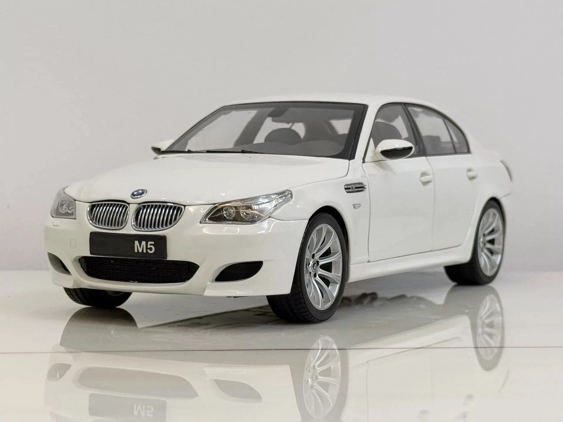 Kyosho 1:18 E60 M5 White Simulation All Open Alloy Metal Static Car Model Toy Gift
Kyosho 1:18 E60 M5 White Simulation All Open Alloy Metal Static Car Model Toy Gift