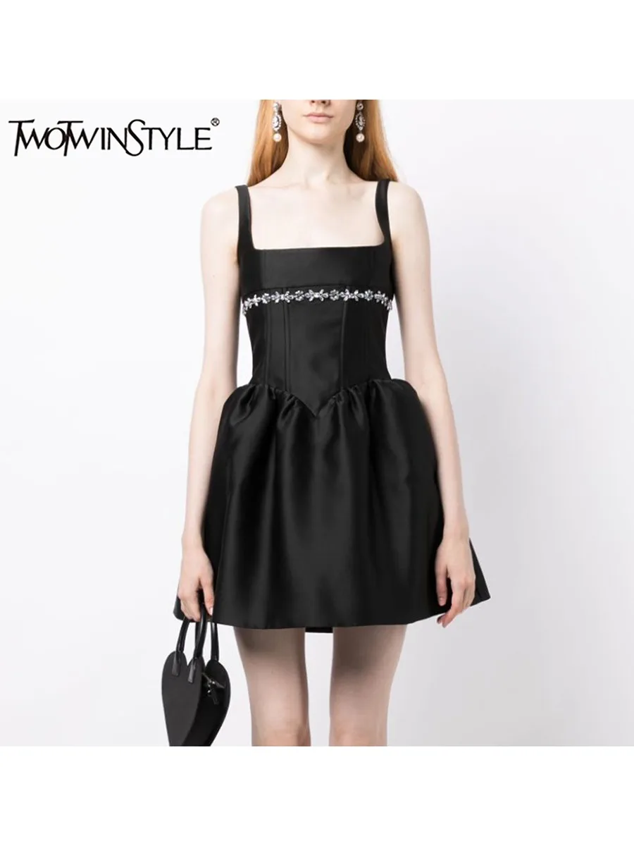TWOTWINSTYLE однотонные мини-платья с бриллиантами для женщин, платье без рукавов с квадратным воротником и высокой талией, женская мода
TWOTWINSTYLE однотонные мини-платья с бриллиантами для женщин, платье без рукавов с квадратным воротником и высокой талией, женская мода