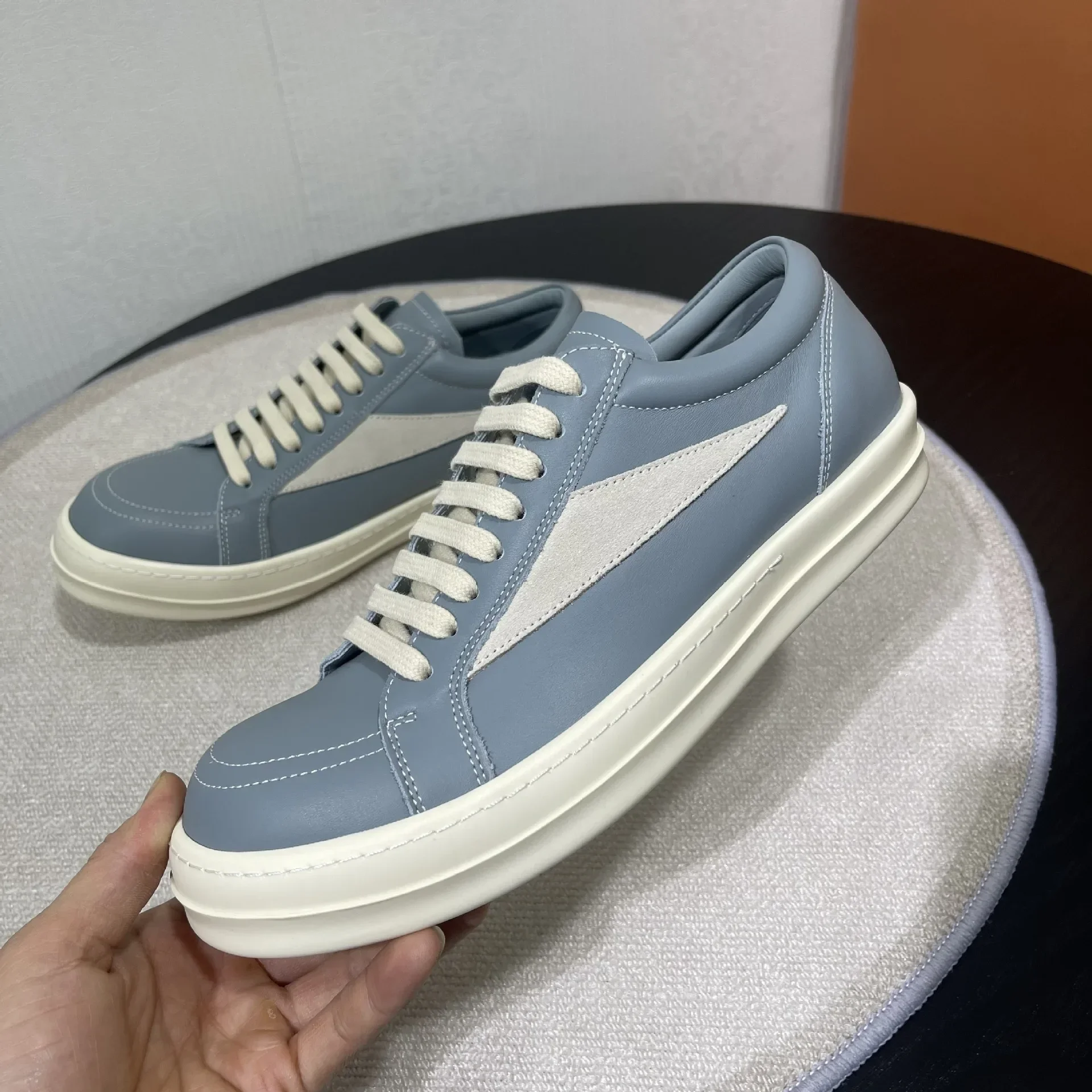 Men's Low Top Shoes Women Casual Lace Up Leather Luxury Trainers Platform Vintage Trendy Designer High Quality Blue Sneakers
Men's Low Top Shoes Women Casual Lace Up Leather Luxury Trainers Platform Vintage Trendy Designer High Quality Blue Sneakers