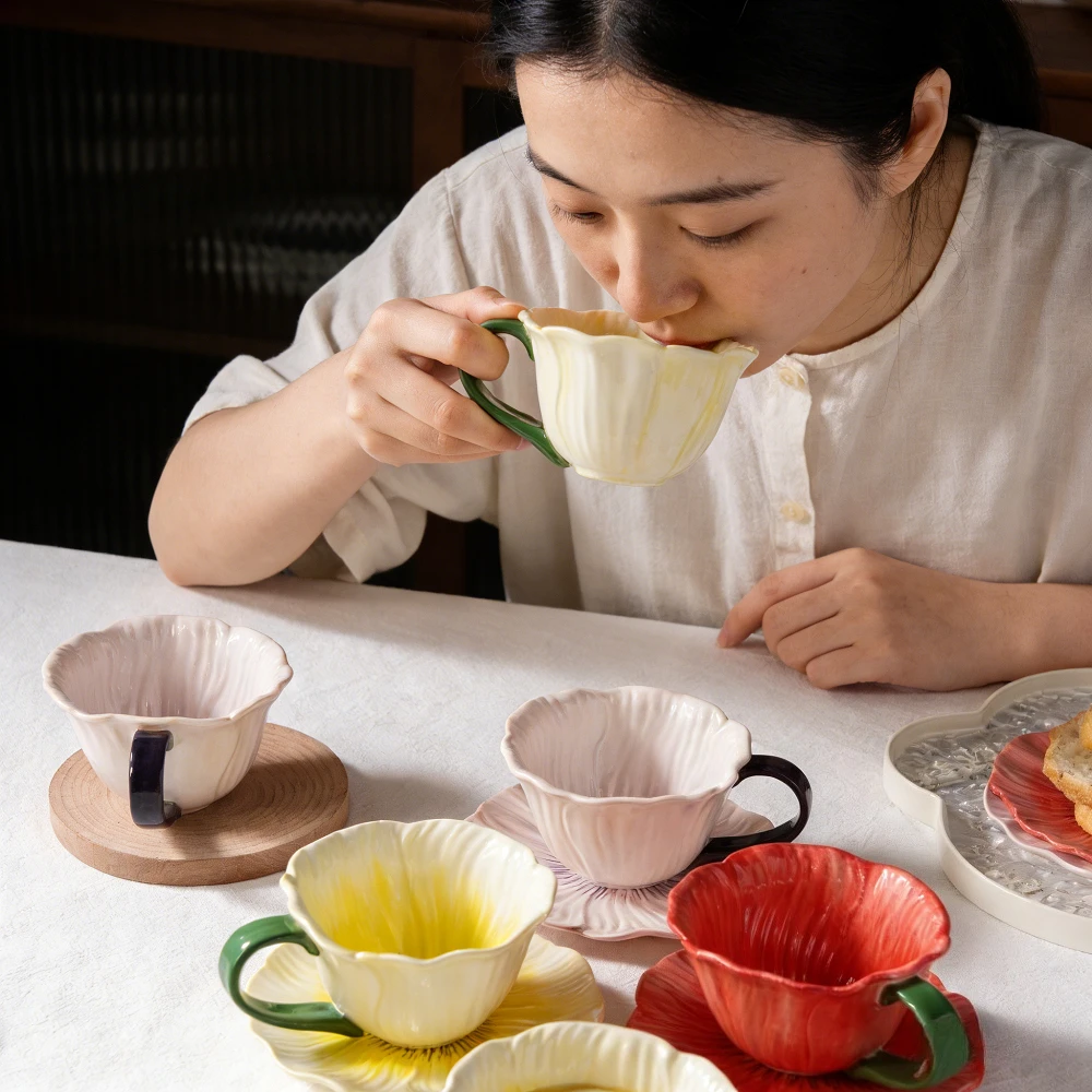 Высококачественный керамический набор: чашка для кофе в форме цветка и блюдце, для дома и кафе, для послеобеденного чая и напитков латте.
Высококачественный керамический набор: чашка для кофе в форме цветка и блюдце, для дома и кафе, для послеобеденного чая и напитков латте.