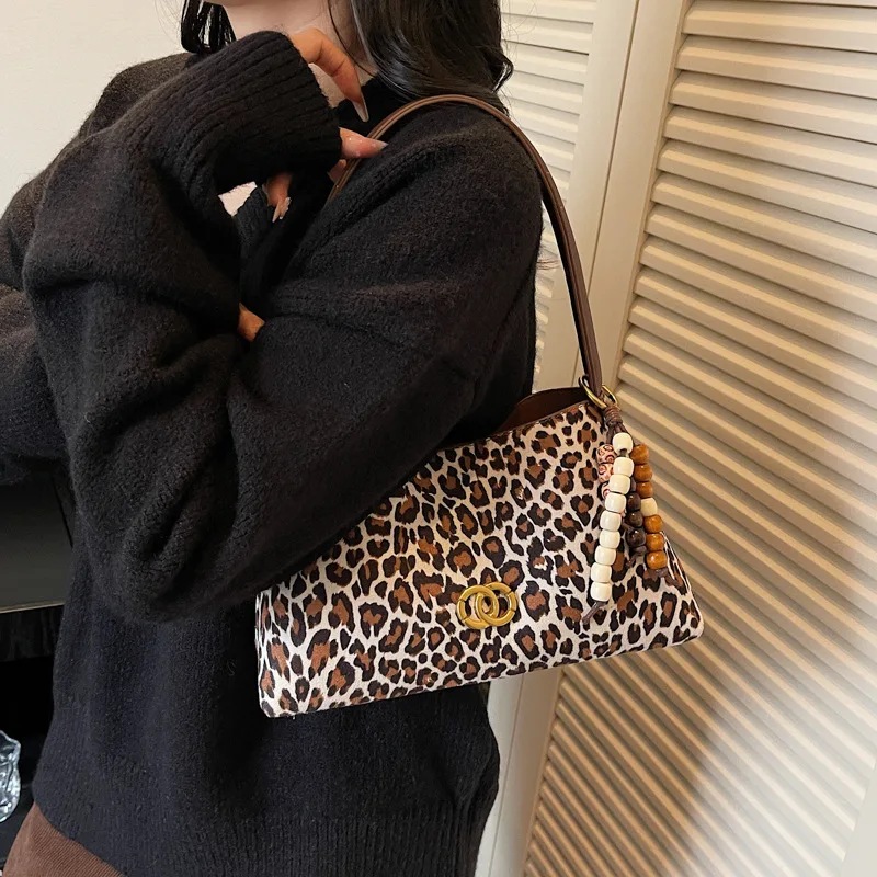 2025 Vintage-Inspired Top Handle Bag, Chic Convertible Underarm & Shoulder Purse for Women, Architectural Day to Night Tote
2025 Vintage-Inspired Top Handle Bag, Chic Convertible Underarm & Shoulder Purse for Women, Architectural Day to Night Tote