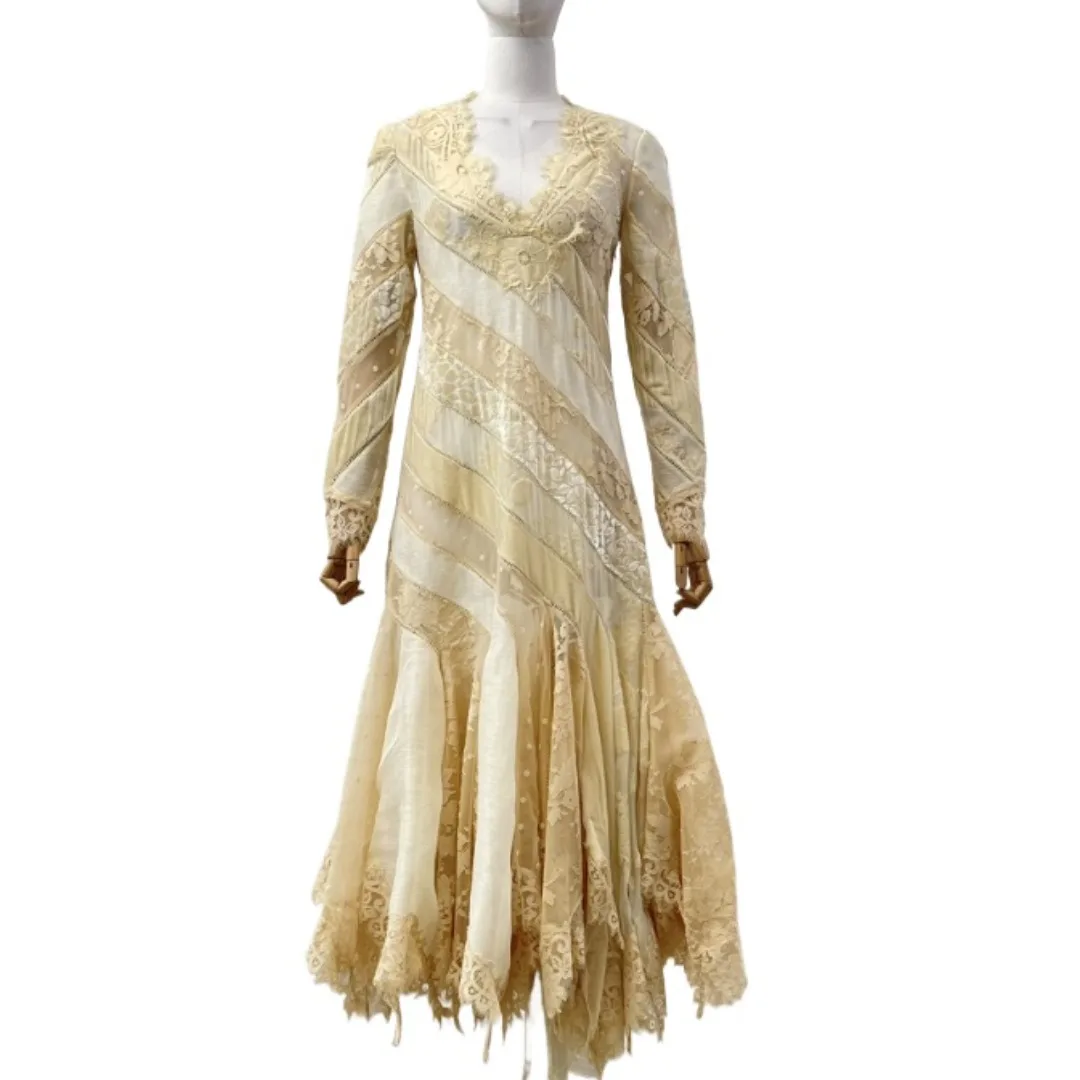 2025 New Fashion Black Beige Lace Patchwork Irregular Hem Pleat V Neck Midi Dress
2025 New Fashion Black Beige Lace Patchwork Irregular Hem Pleat V Neck Midi Dress
