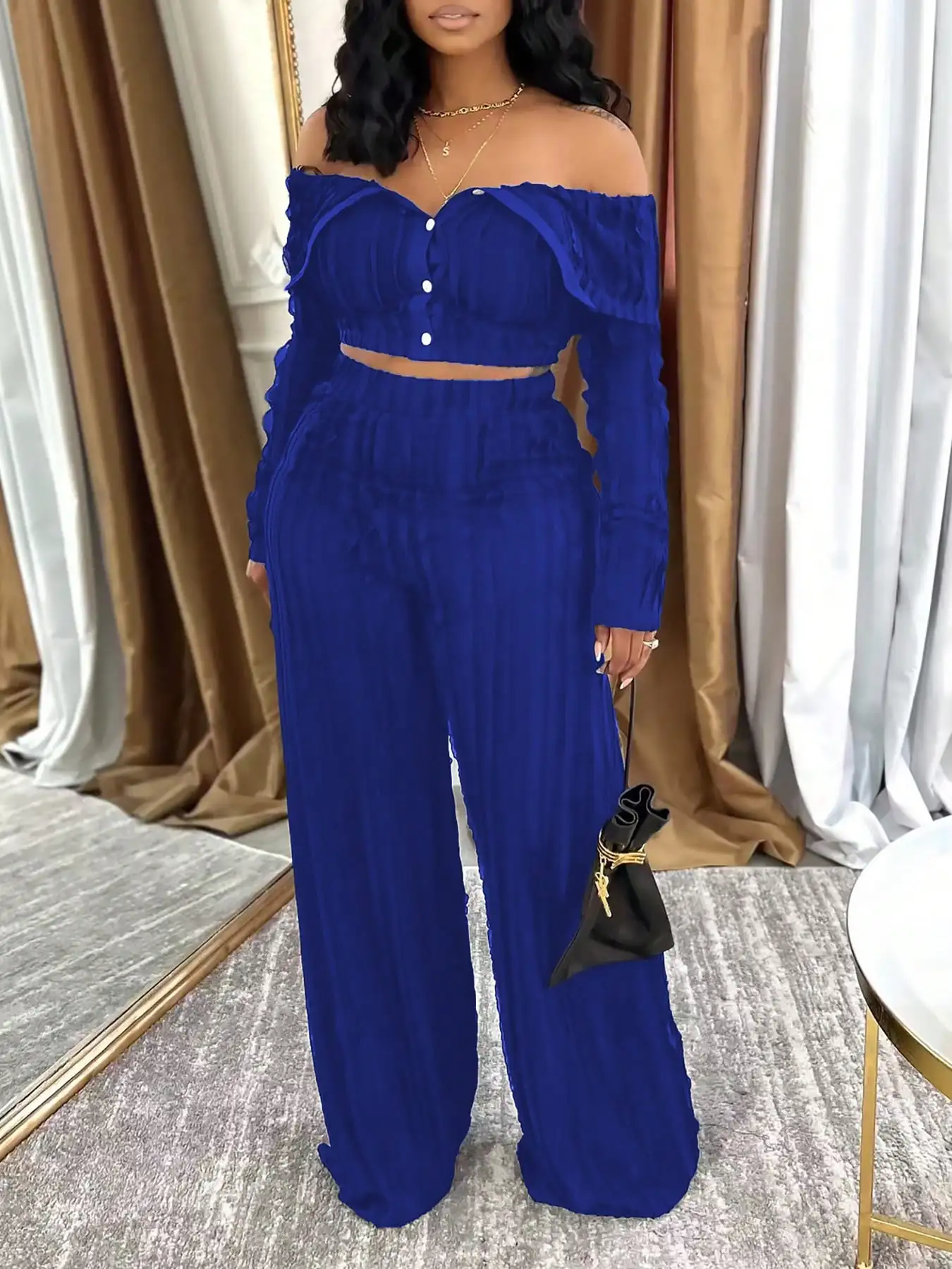 Женский комплект из 2 предметов: короткий топ с открытыми плечами и рюшами и широкие брюки королевского синего цвета
Женский комплект из 2 предметов: короткий топ с открытыми плечами и рюшами и широкие брюки королевского синего цвета