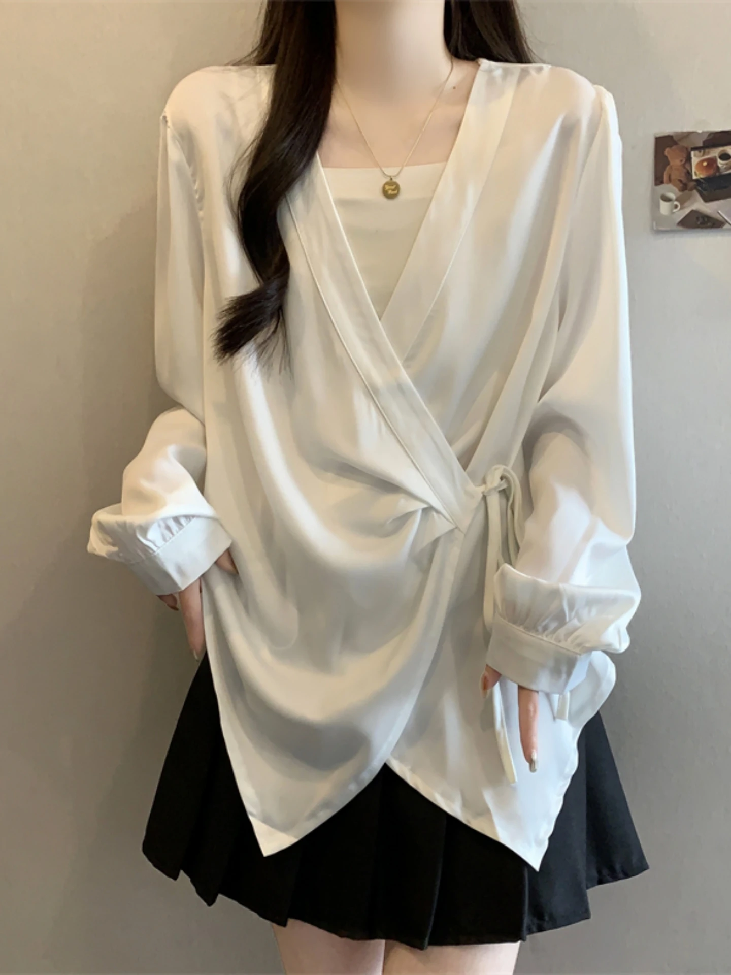 Slimming V-Neck Satin Long Sleeve Shirt Women's Spring Autumn New Style plus Size Uneven Waist Cinched Belted Top Korean Style
Slimming V-Neck Satin Long Sleeve Shirt Women's Spring Autumn New Style plus Size Uneven Waist Cinched Belted Top Korean Style